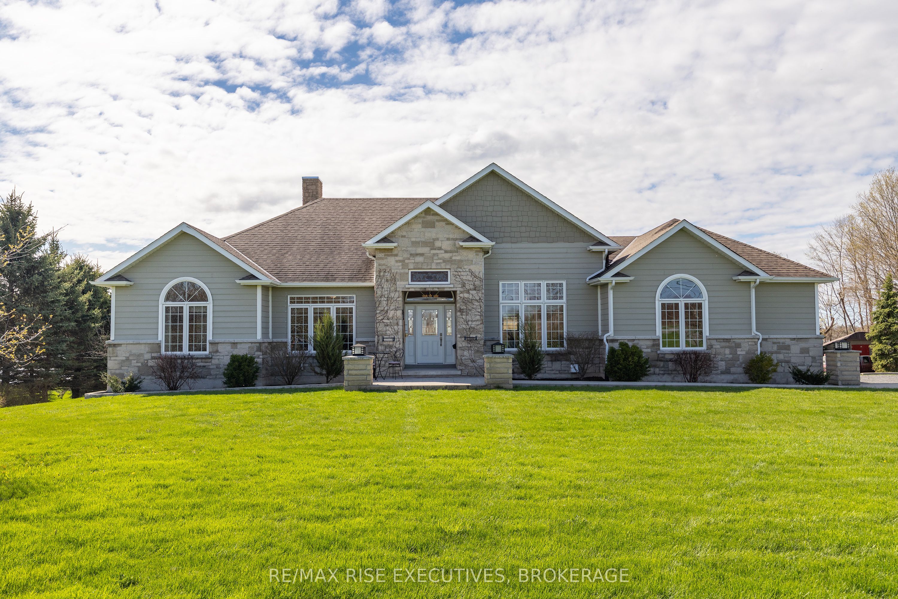 255 Good Friend Drive, Frontenac Islands, ON K7G 2V6 photo 2