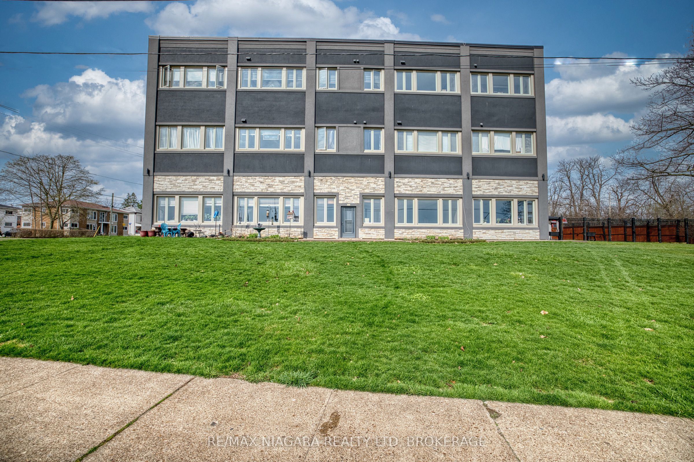 2 Lewis Street Unit #12, Fort Erie, ON L2A 2P7 photo 2