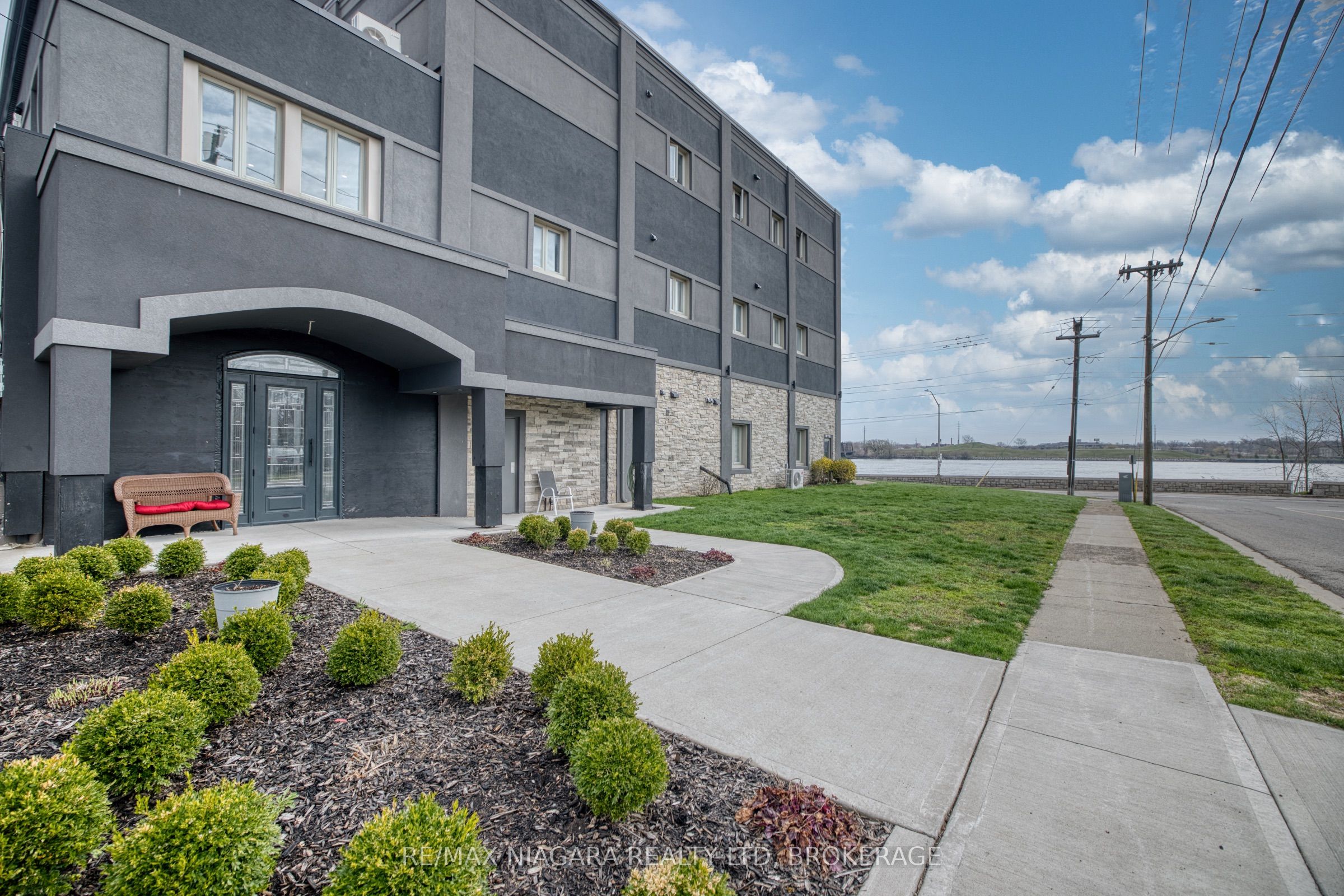 2 Lewis Street Unit #12, Fort Erie, ON L2A 2P7 photo 3