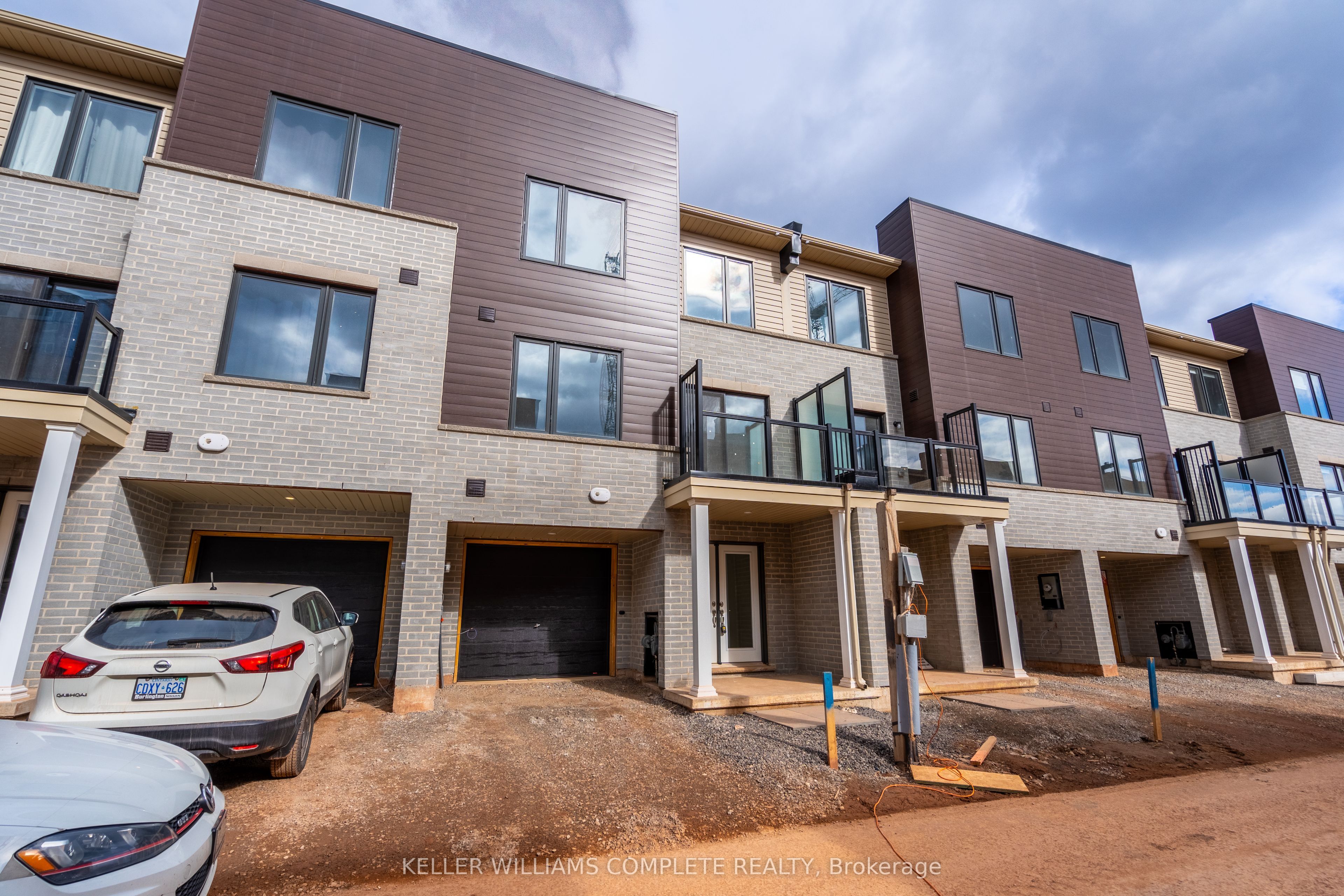23 DRYDEN Lane, Hamilton, ON L8H 0B6