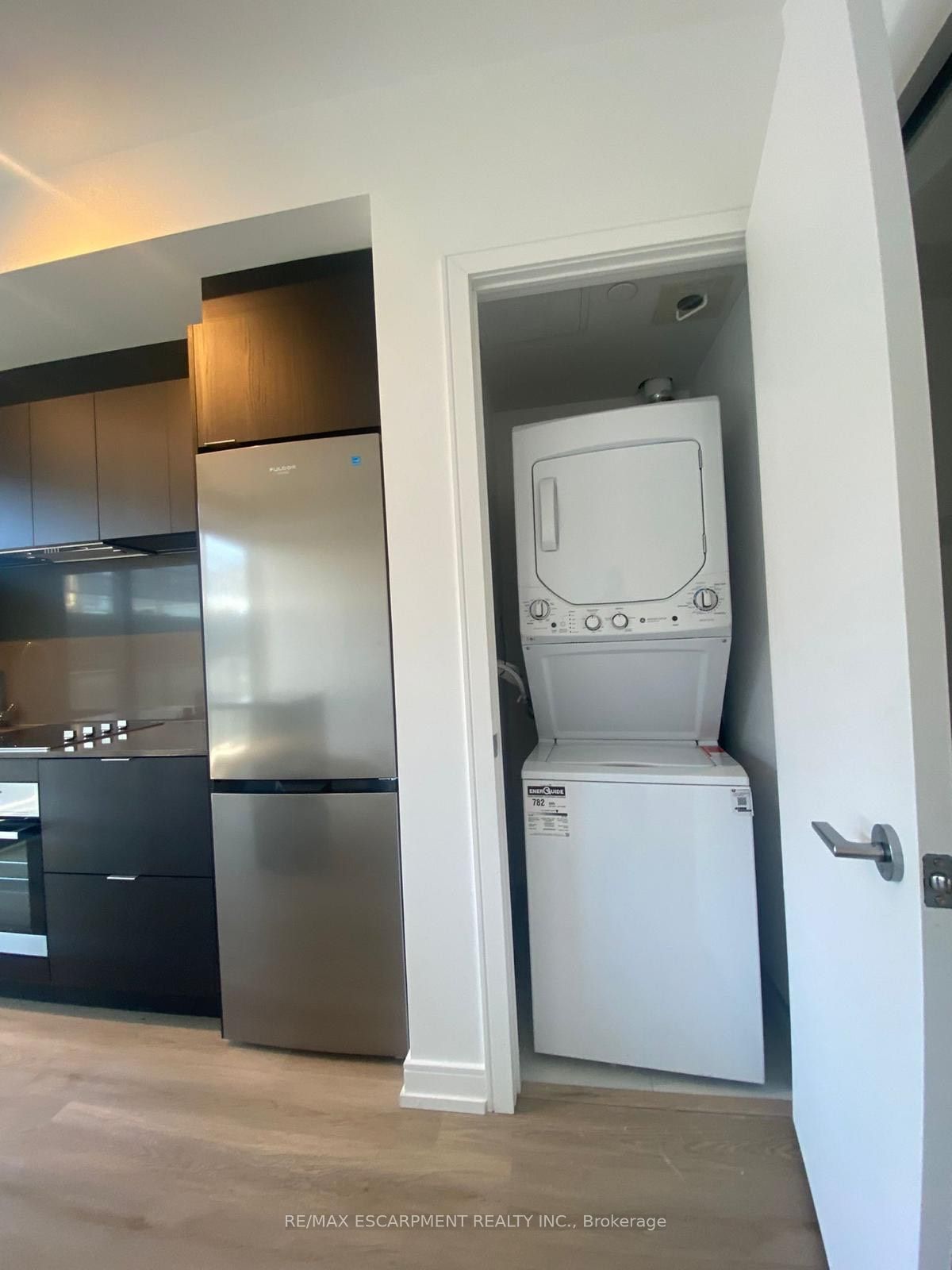 1 Jarvis Street E 1518, Hamilton, ON L8R 0A8 photo 2