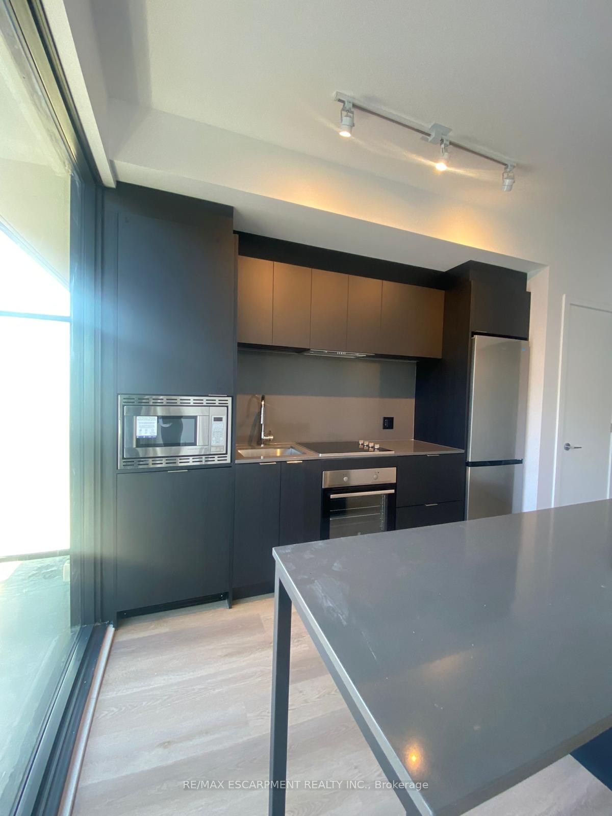 1 Jarvis Street E 1518, Hamilton, ON L8R 0A8 photo 3