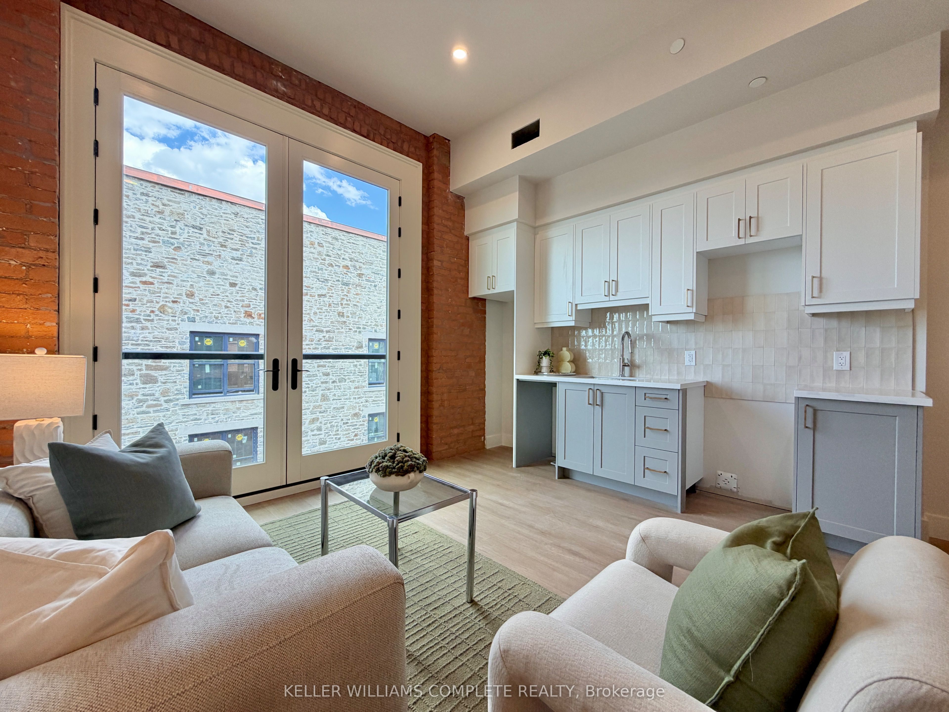 56 York Boulevard 404, Hamilton, ON L8R 0A2