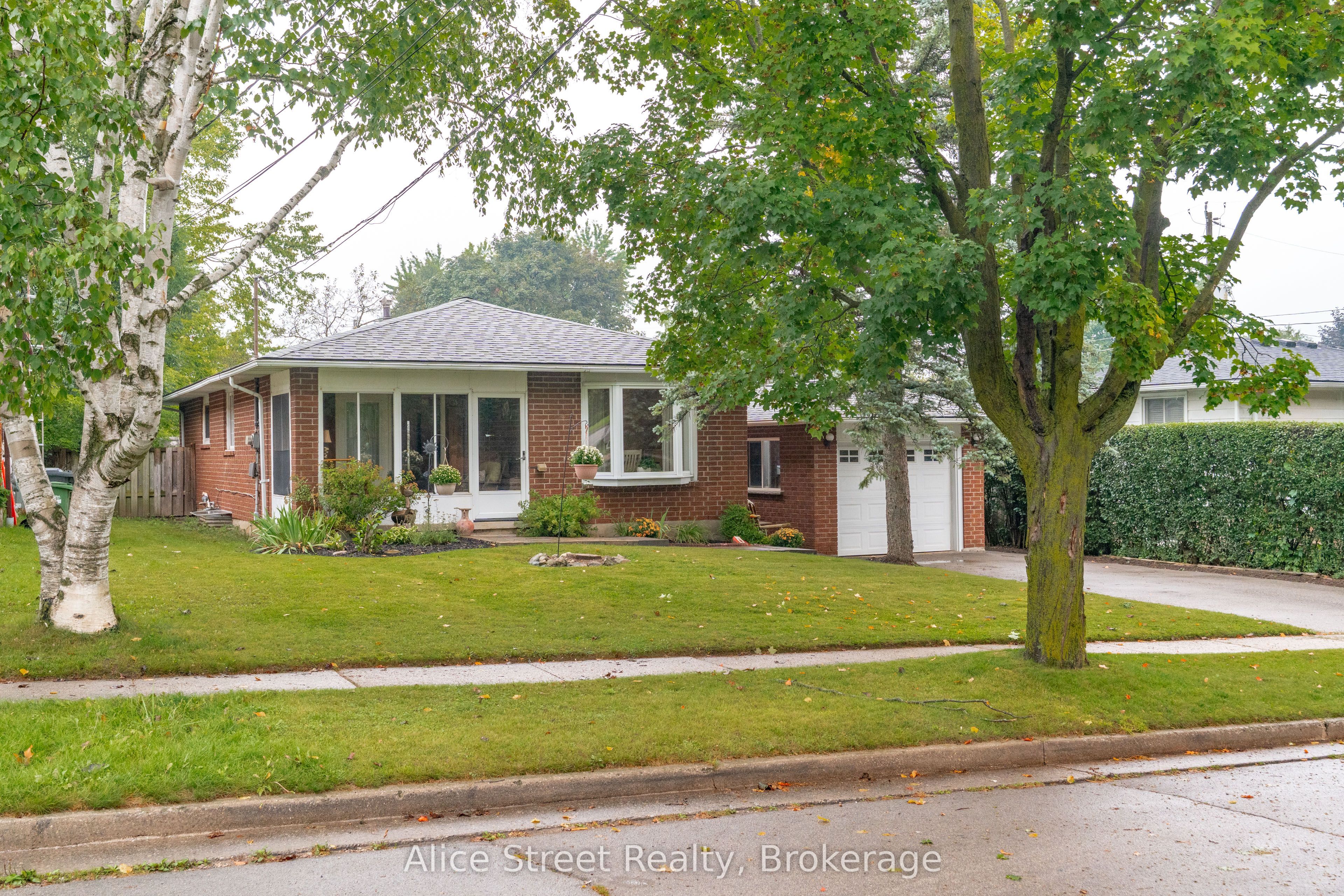 5 Glenbrook Drive, Guelph, ON N1E 1B1