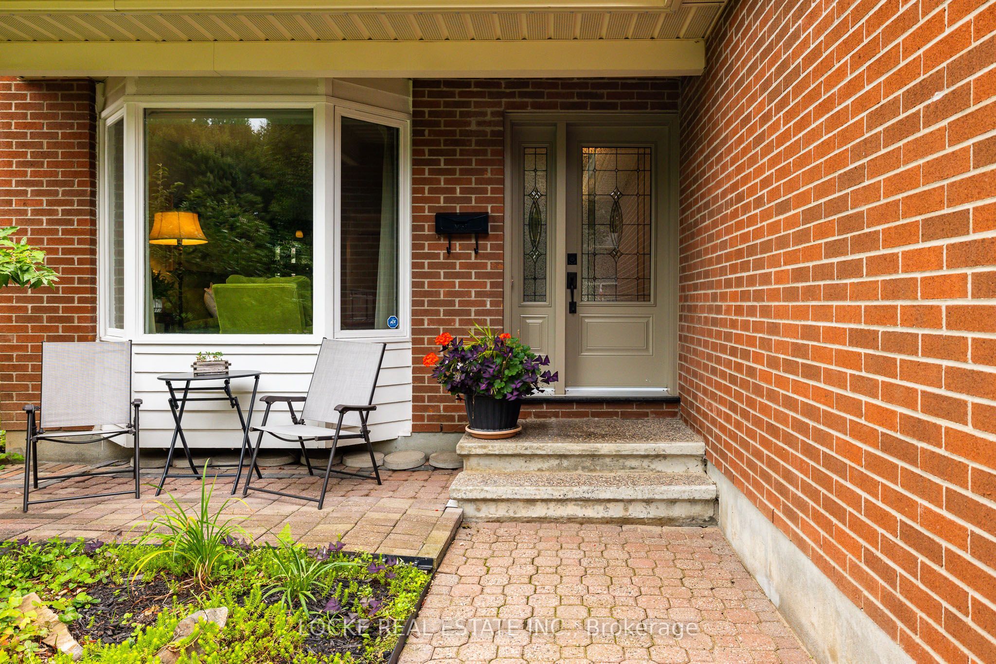 6068 Ridgelea Place, Orleans - Convent Glen and Area, ON K1C 5P8 photo 3