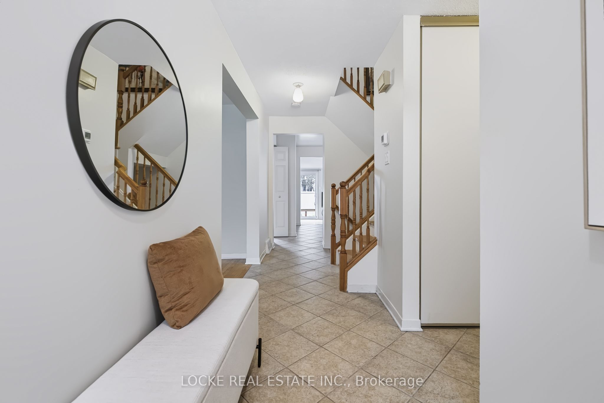 6068 Ridgelea Place, Orleans - Convent Glen and Area, ON K1C 5P8 photo 4