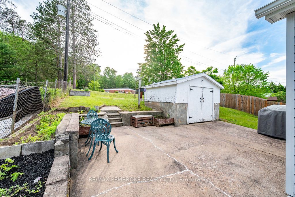 14 Summit Street, Deep River, ON K0J 1P0 photo 4