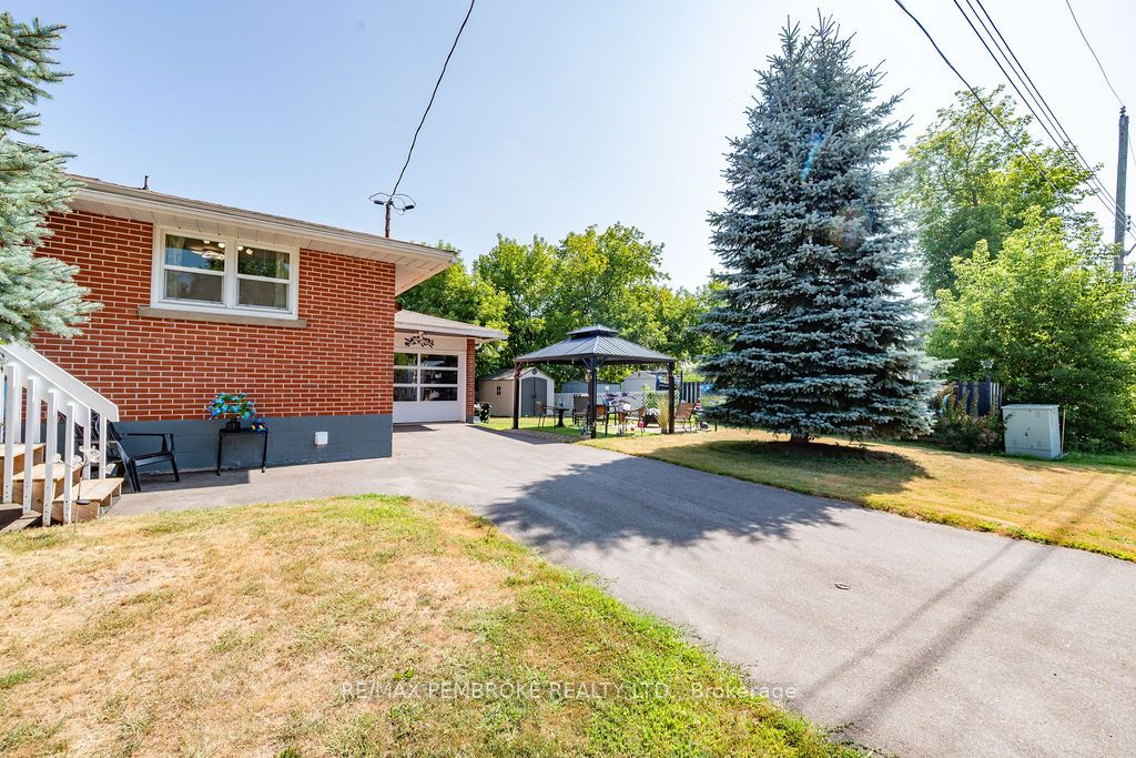 335 Willard Street, Pembroke, ON K8A 3T8 photo 2