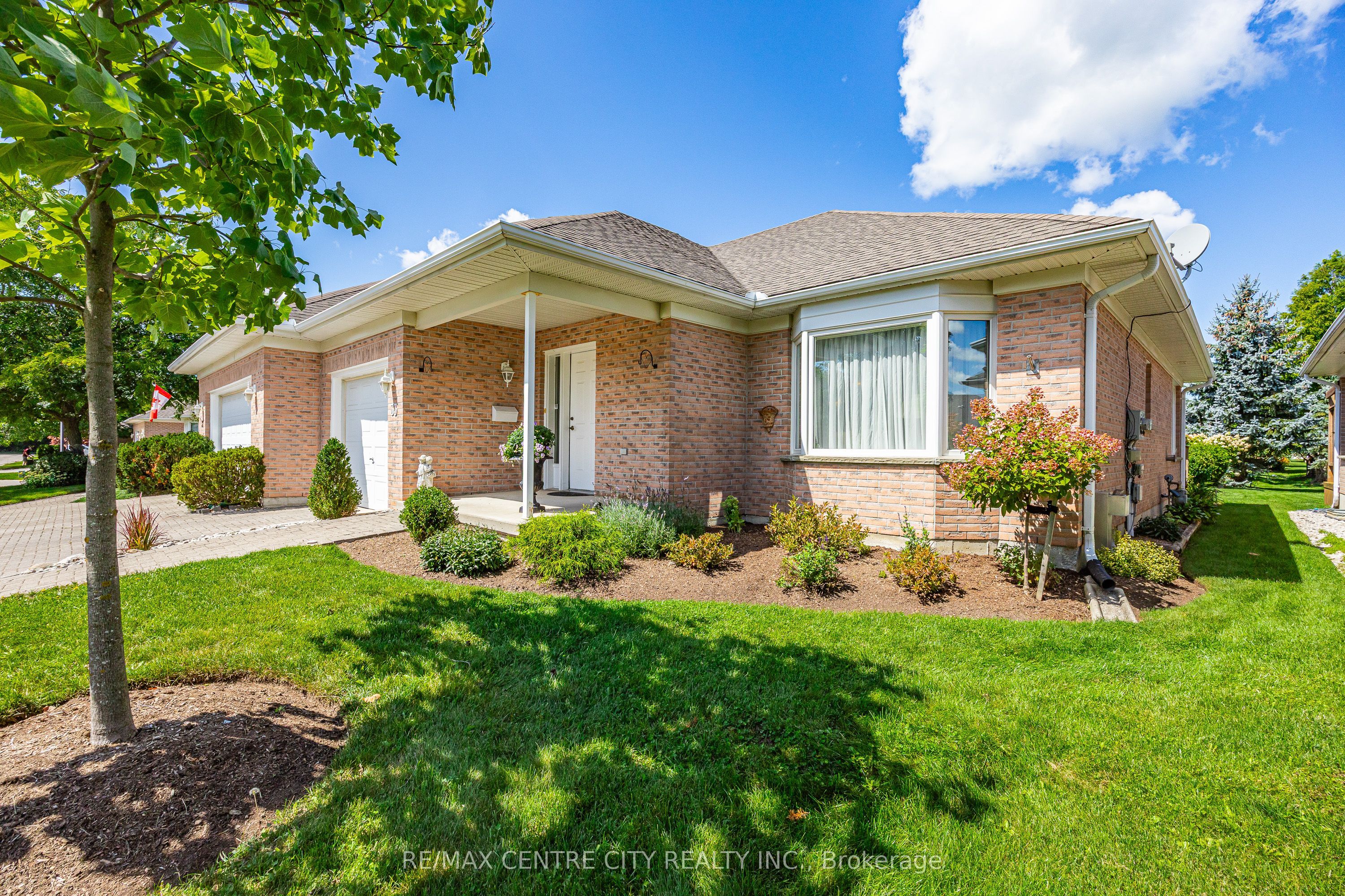 33 Ilderbrook Circle, Middlesex Centre, ON N0M 2A0 photo 2