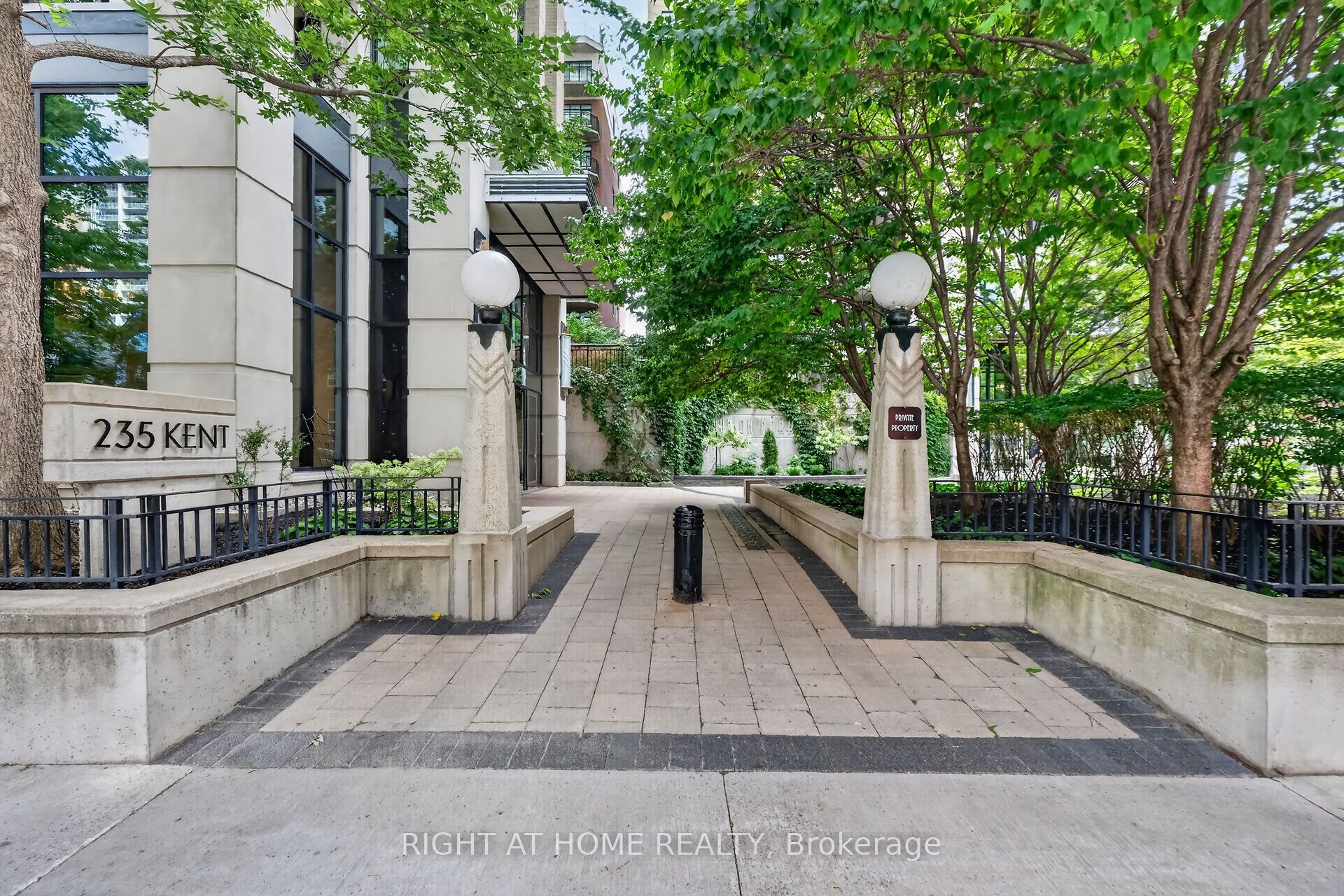 235 Kent Street 1116, Ottawa Centre, ON K2P 1Z9 photo 3