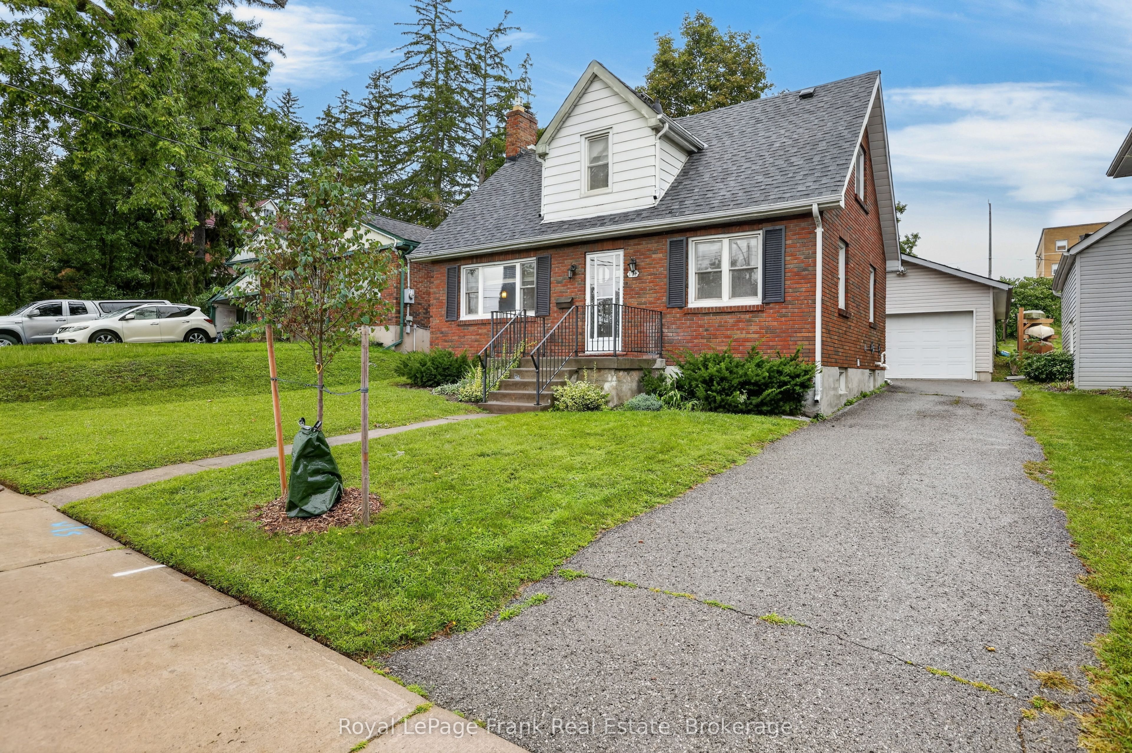 174 Sophia Street, Peterborough, ON K9H 1E5 photo 2