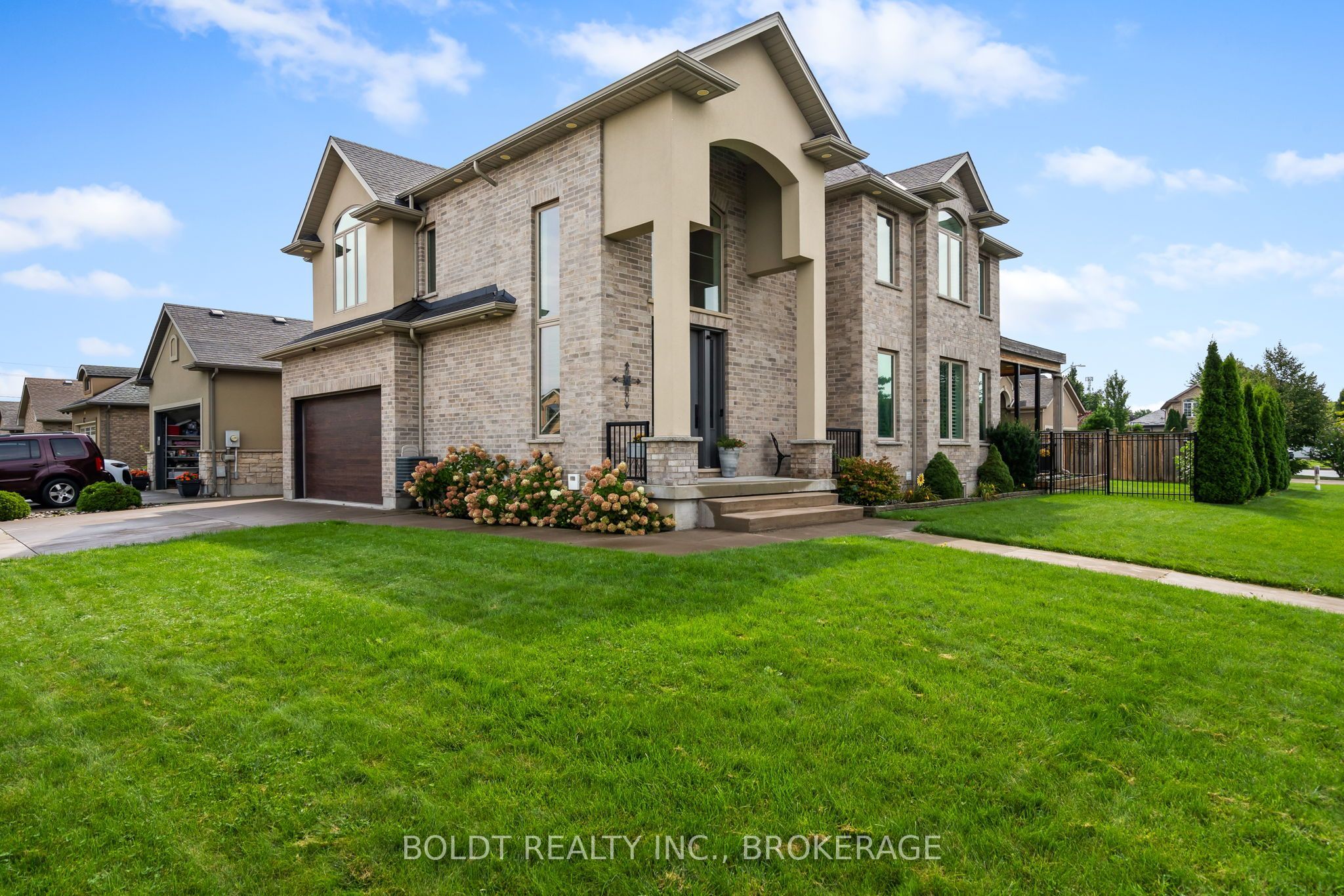 90 Videl Crescent N, St. Catharines, ON L2W 0A2 photo 2