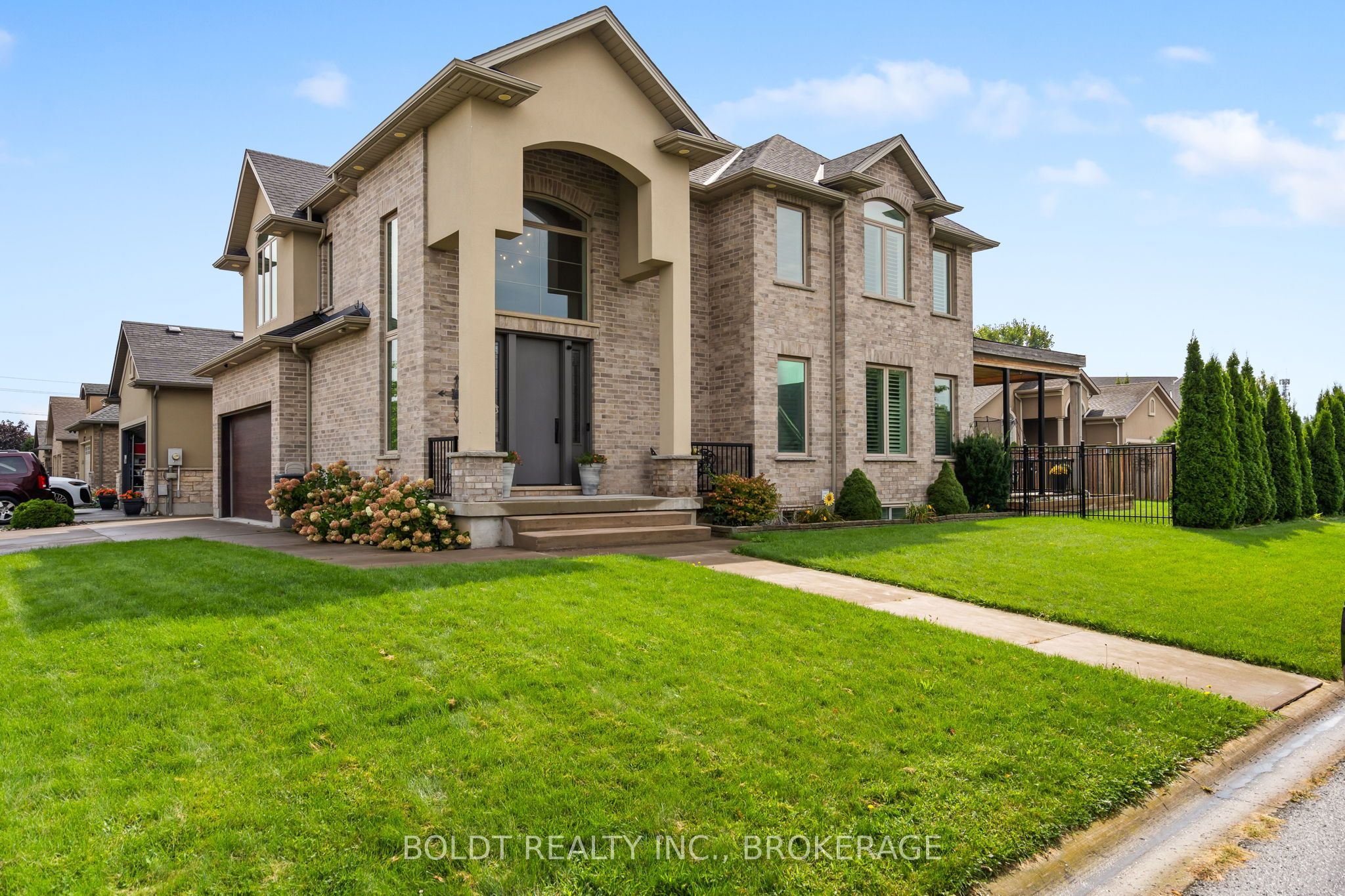 90 Videl Crescent N, St. Catharines, ON L2W 0A2 photo 3