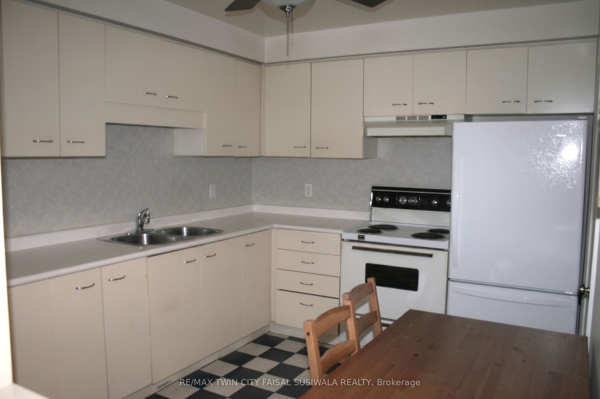 565 Greenfield Avenue 312, Kitchener, ON N2C 2P3 photo 3