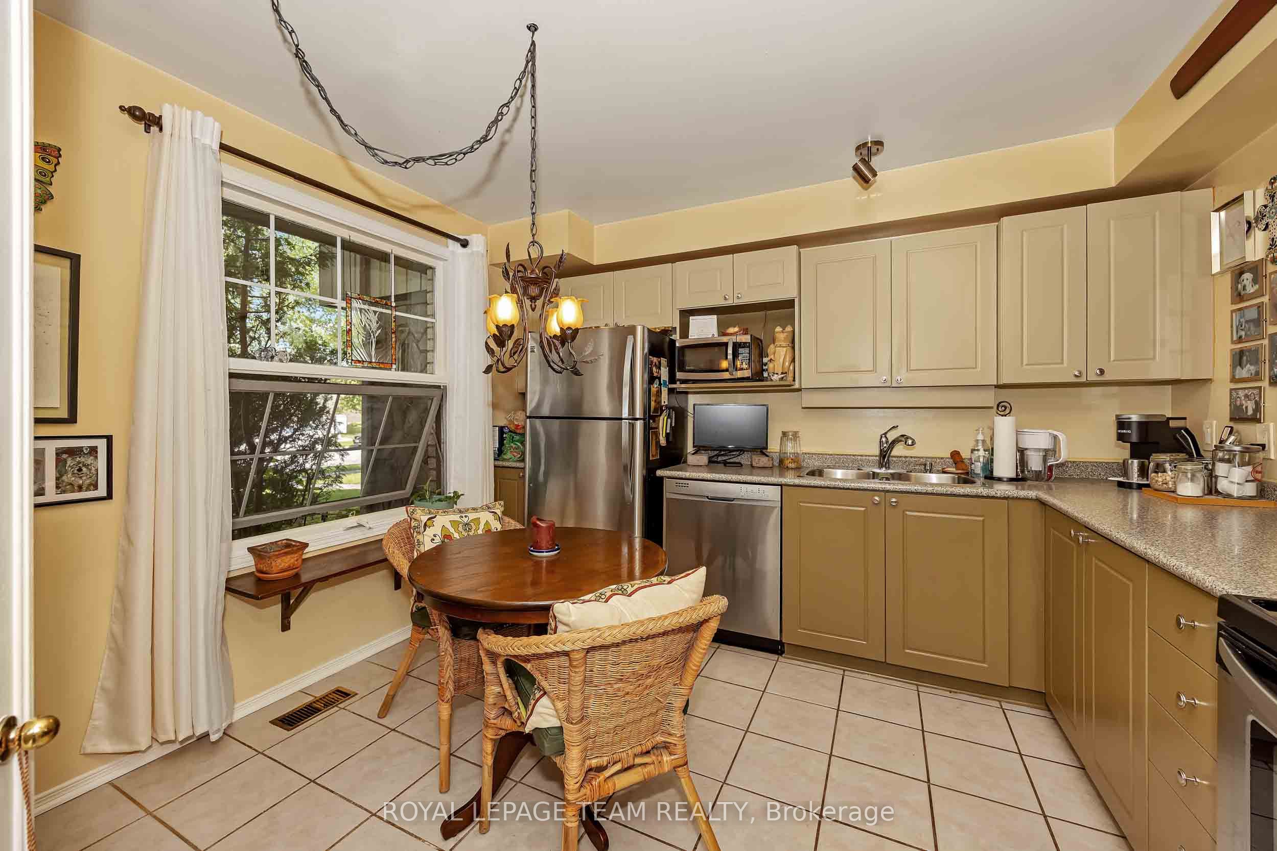 28 Monterey Drive, South of Baseline to Knoxdale, ON K2H 7A6 photo 3
