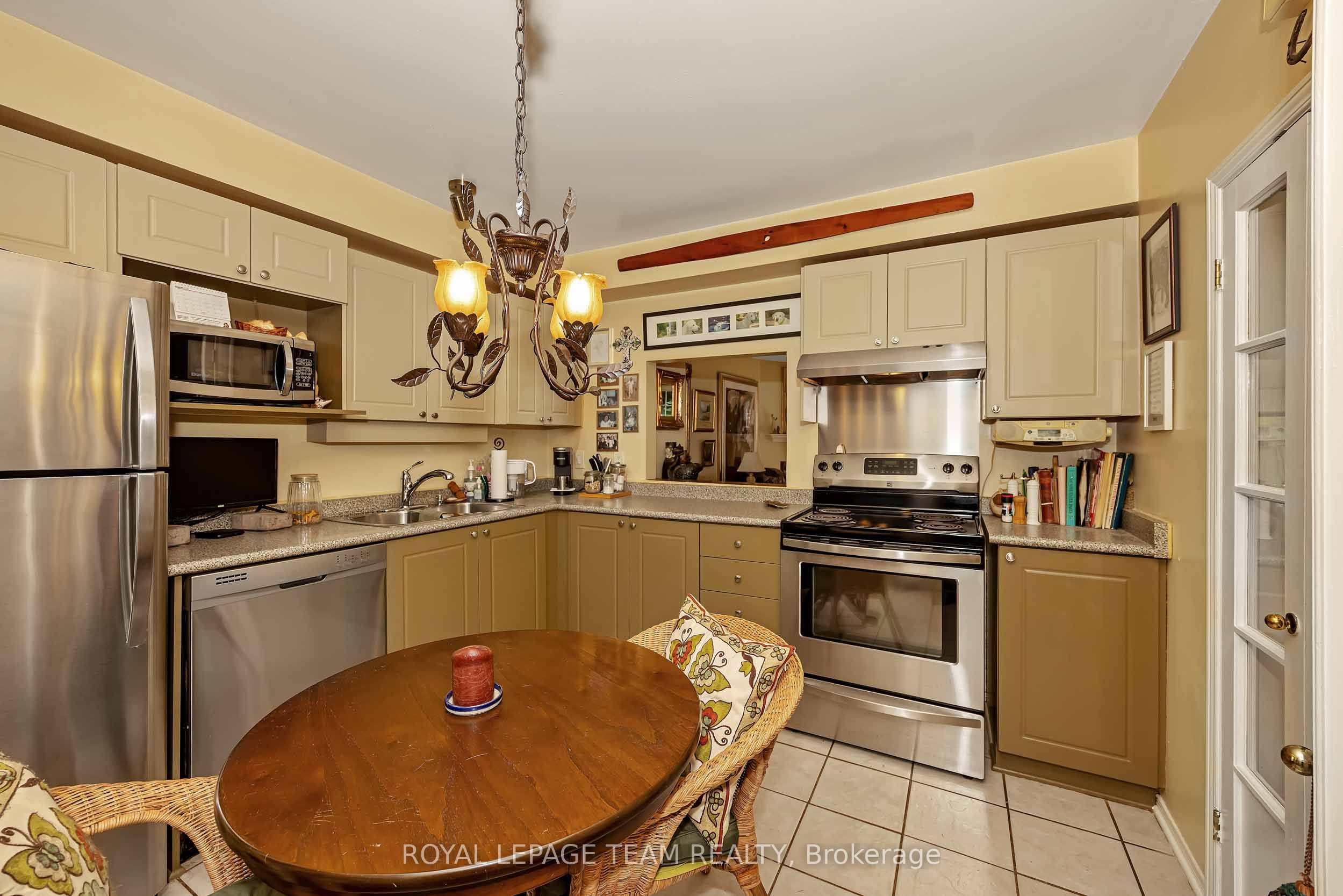28 Monterey Drive, South of Baseline to Knoxdale, ON K2H 7A6 photo 4