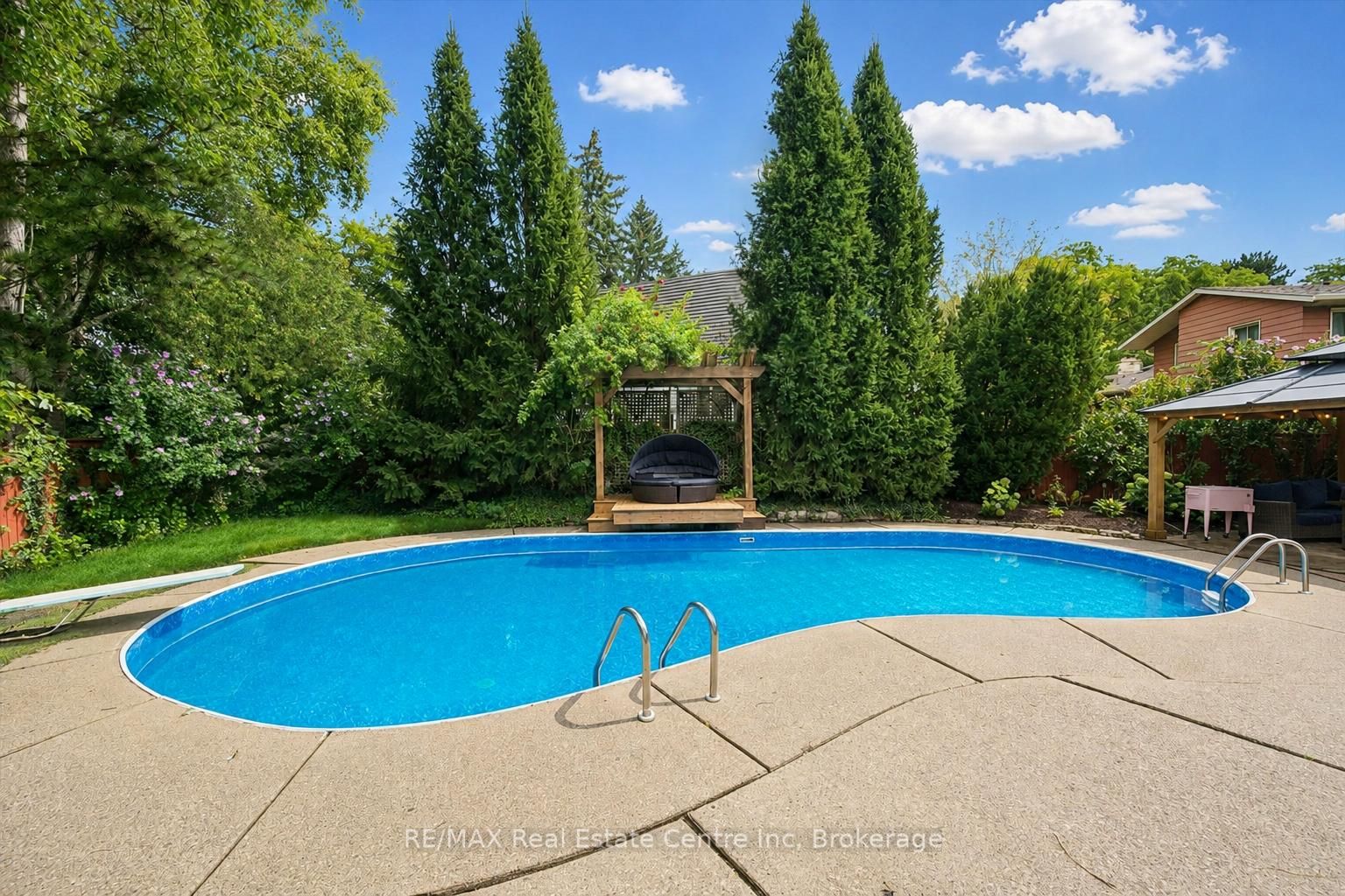 5 TAMARACK Place, Guelph, ON N1E 3Y5