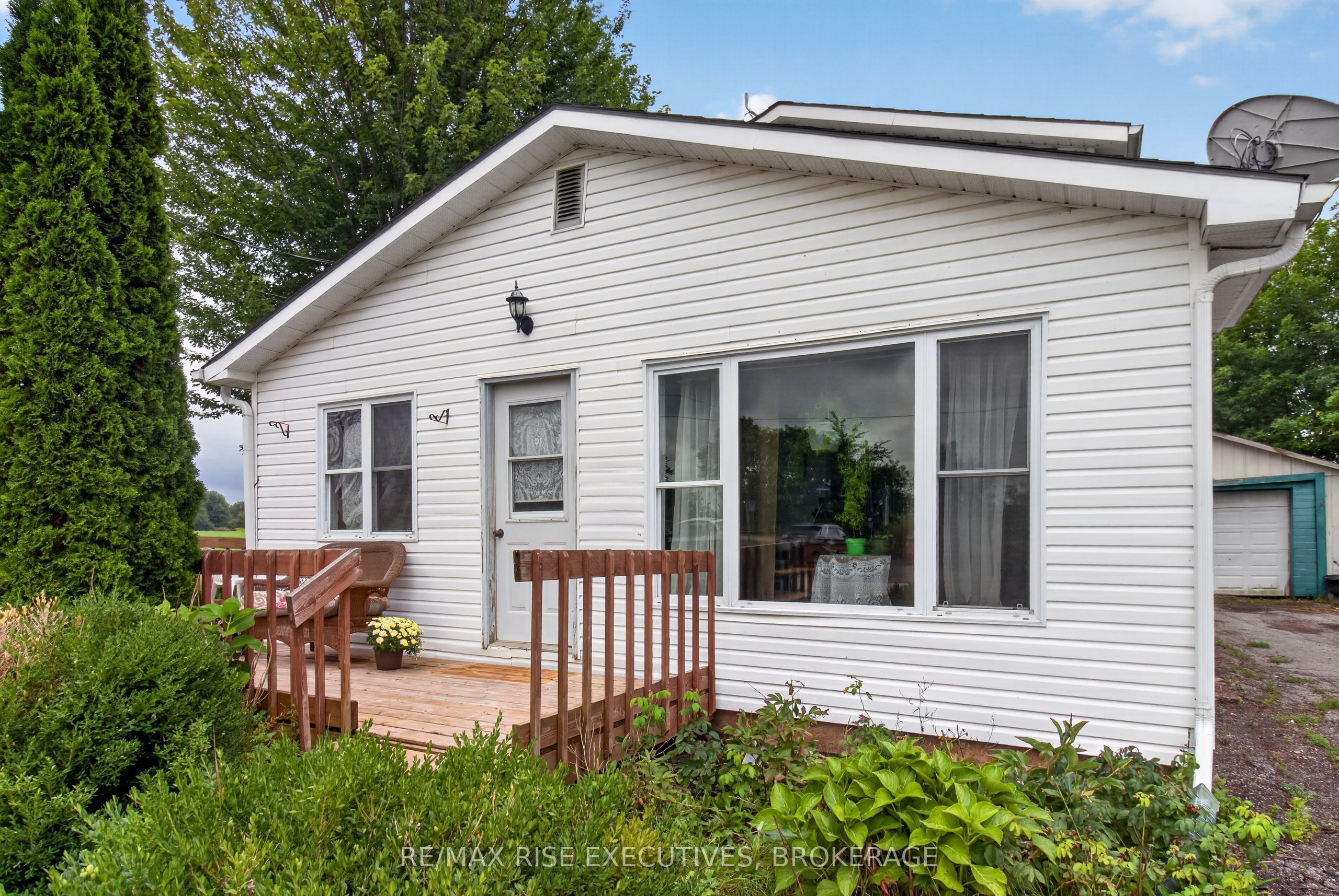 463 Station Road, Front of Leeds & Seeleys Bay, ON K7G 2V3 photo 3