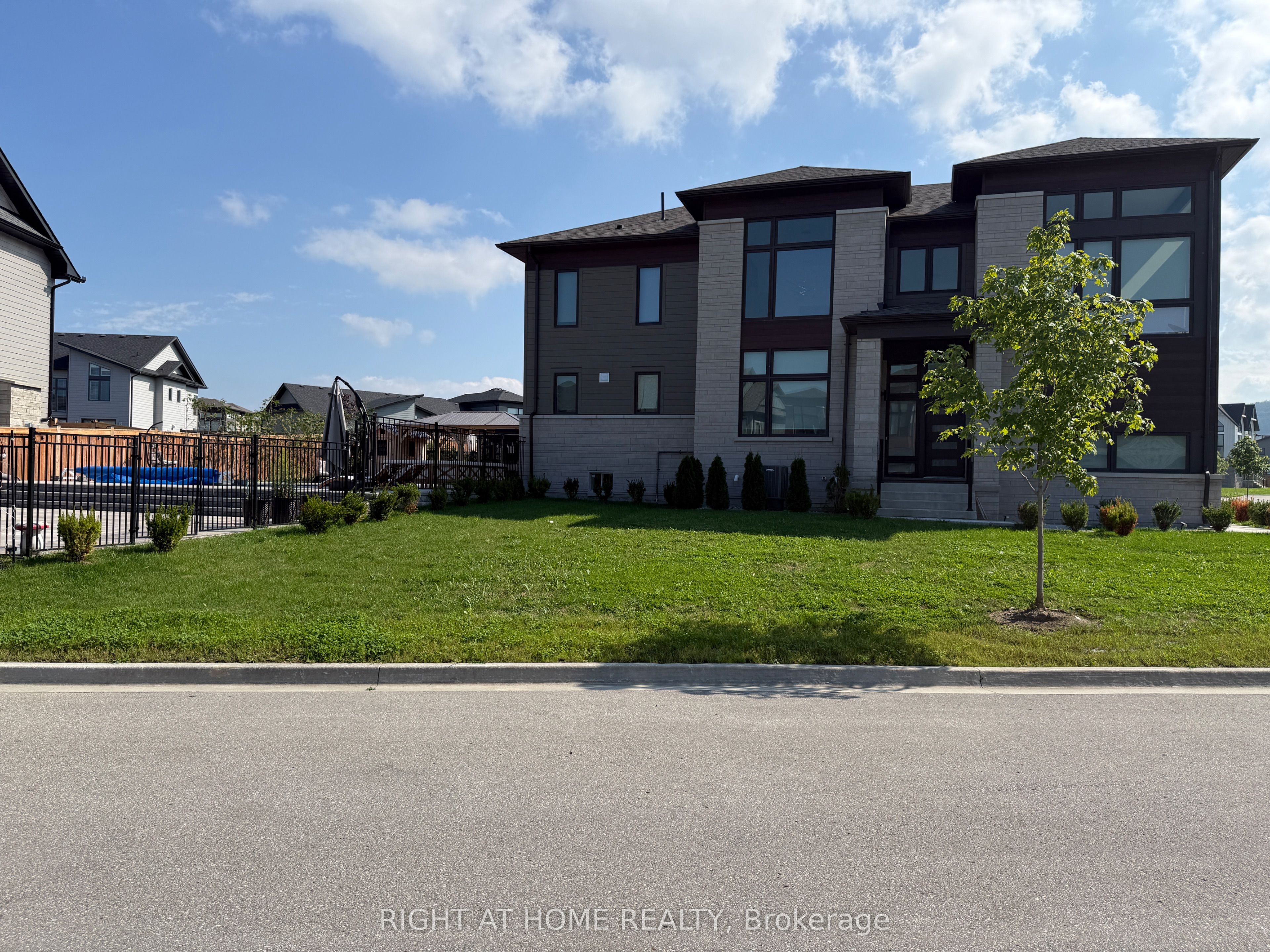 149 Springside Crescent, Blue Mountains, ON L9Y 5L3 photo 2