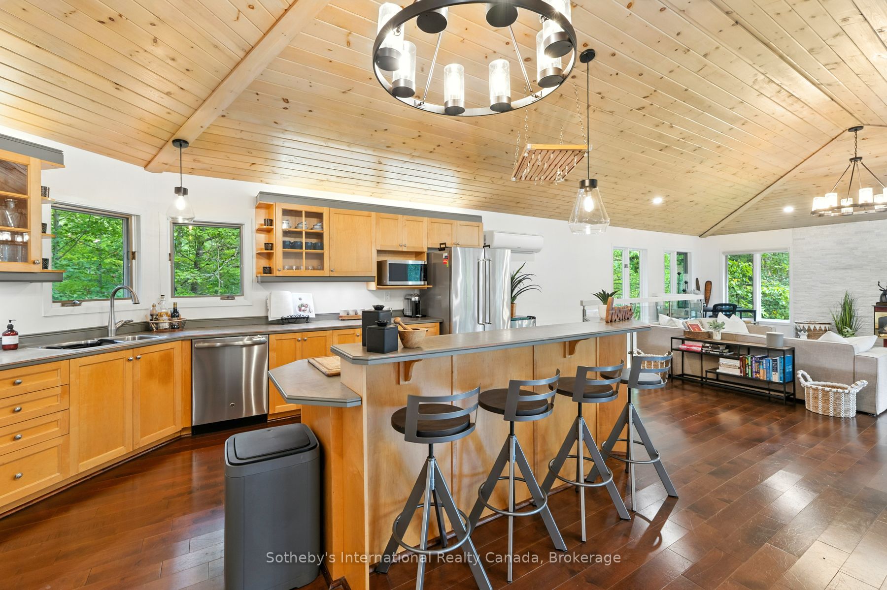 1060 North Kahshe Lake Road, Gravenhurst, ON P0E 1G0