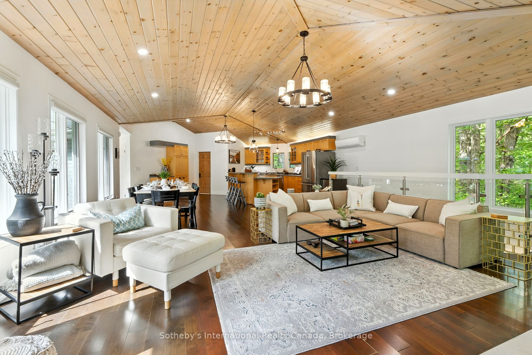 1060 North Kahshe Lake Road, Gravenhurst, ON P0E 1G0 photo 2