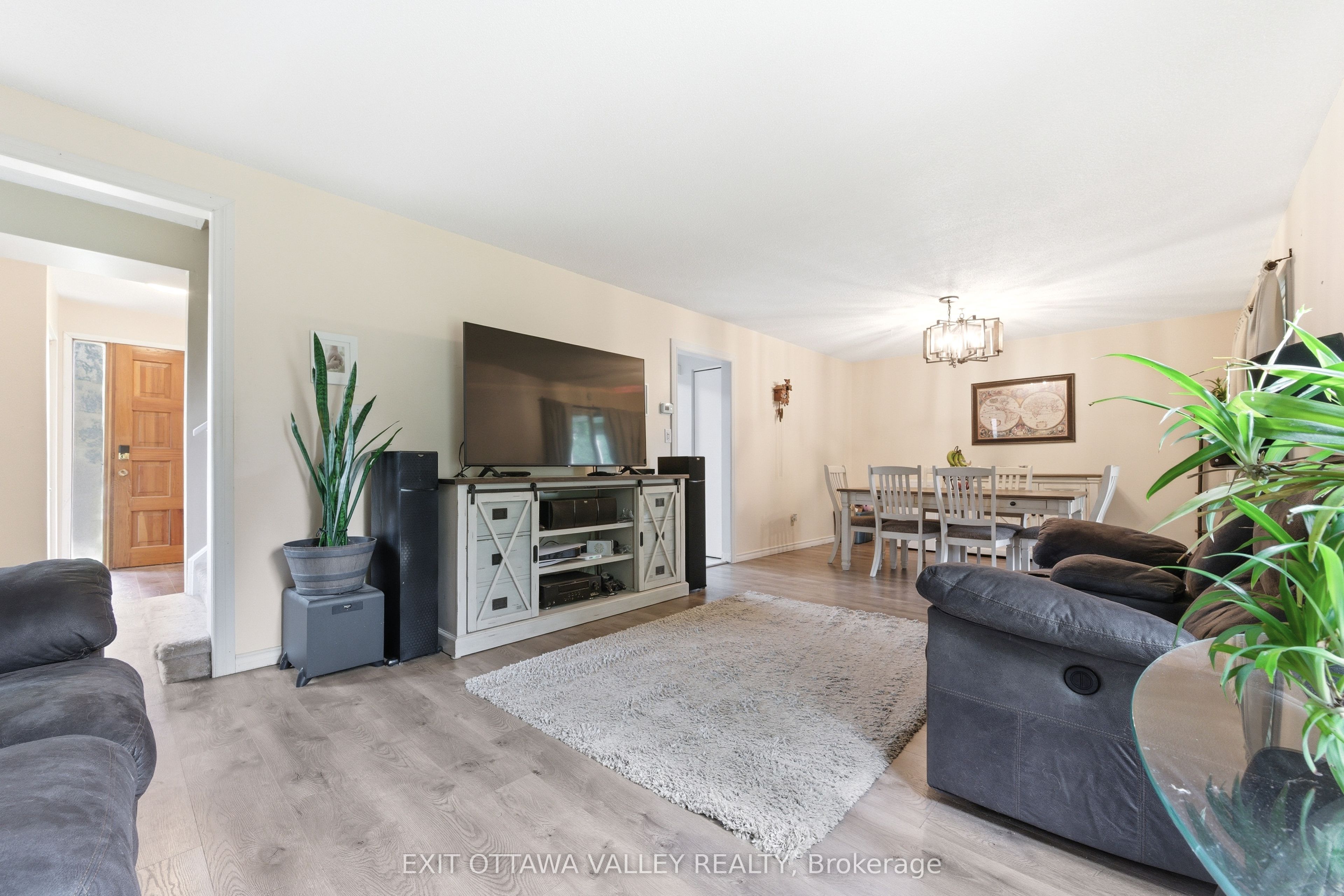 13 Tamarack Street, Deep River, ON K0J 1P0 photo 2