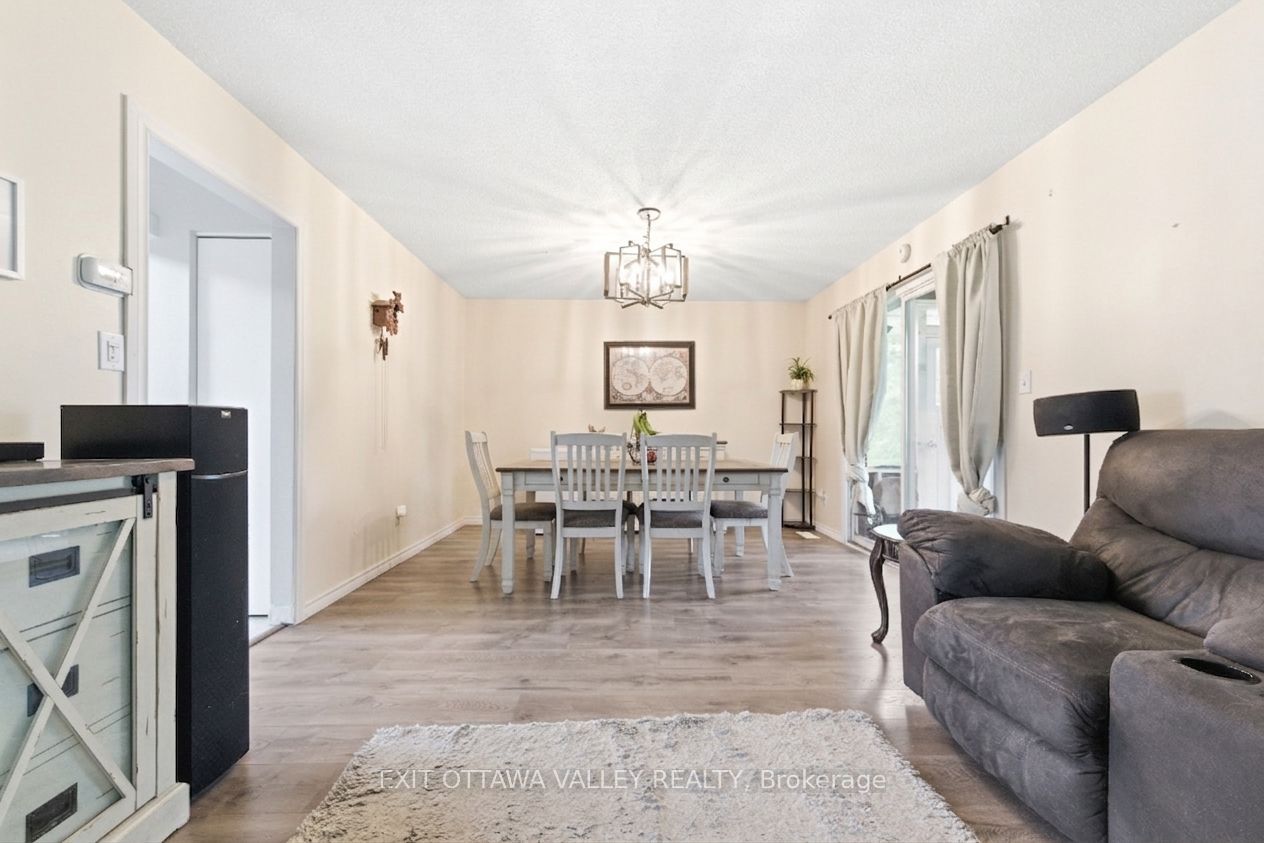 13 Tamarack Street, Deep River, ON K0J 1P0 photo 3