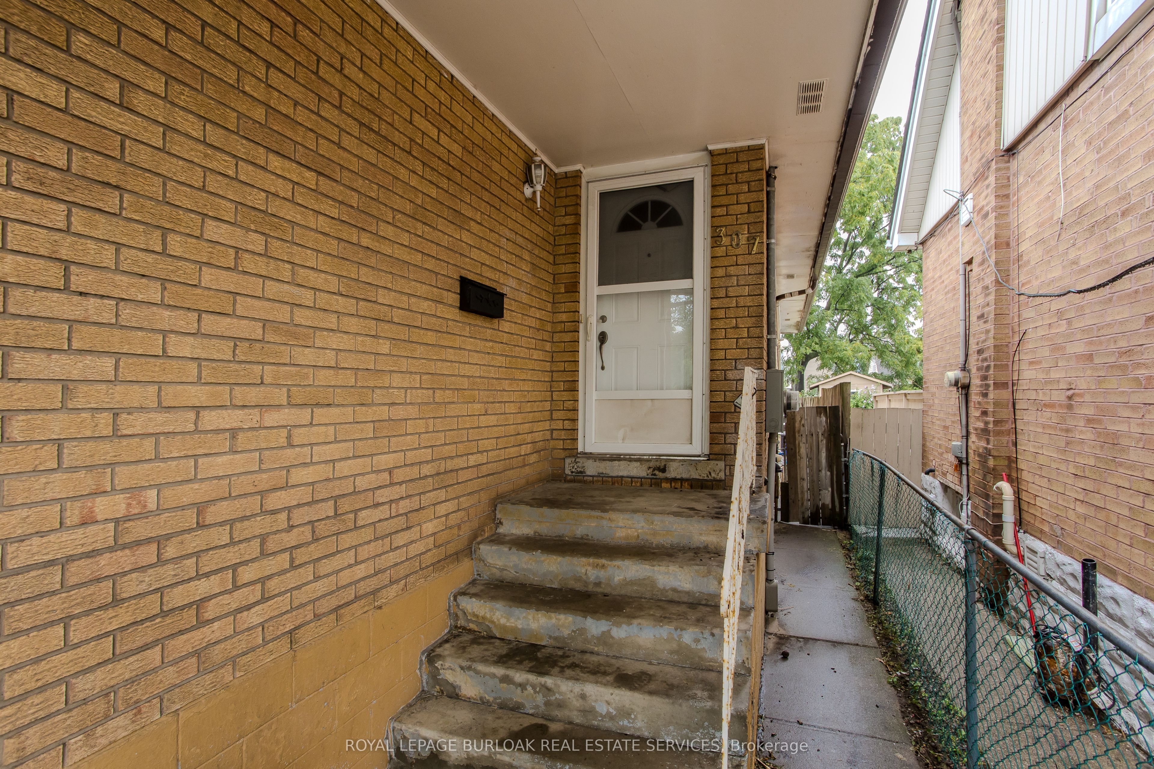 307 Dunsmure Road, Hamilton, ON L8L 1X1 photo 3