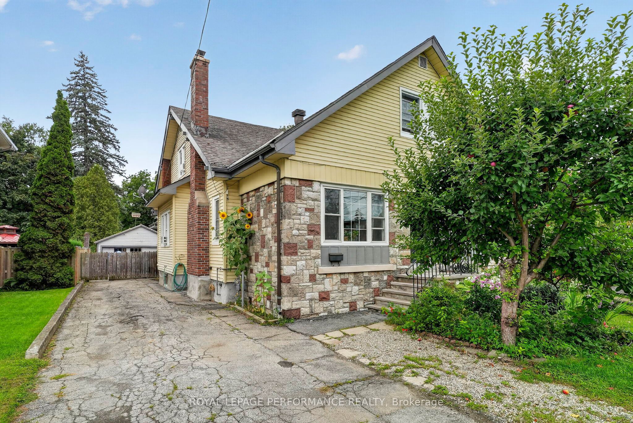 114 Gloucester Street N, Cornwall, ON K6H 3W4 photo 2