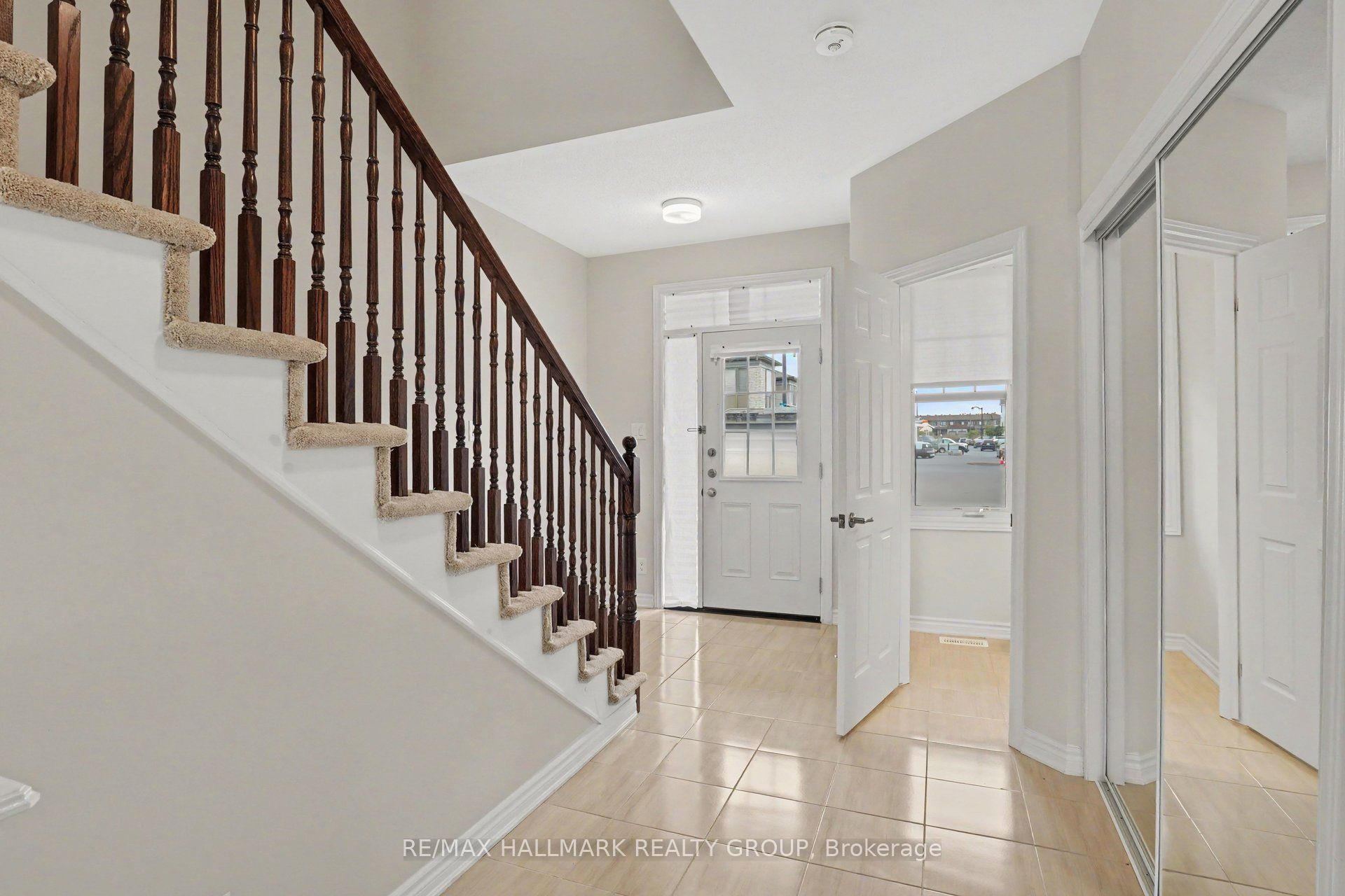240 Sweetvalley Drive, Orleans - Cumberland and Area, ON K4A 5J1 photo 4
