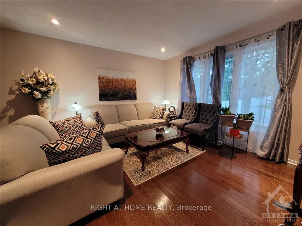 239 HIGHPOINTE Crescent, Barrhaven, ON K2J 5N8 photo 3