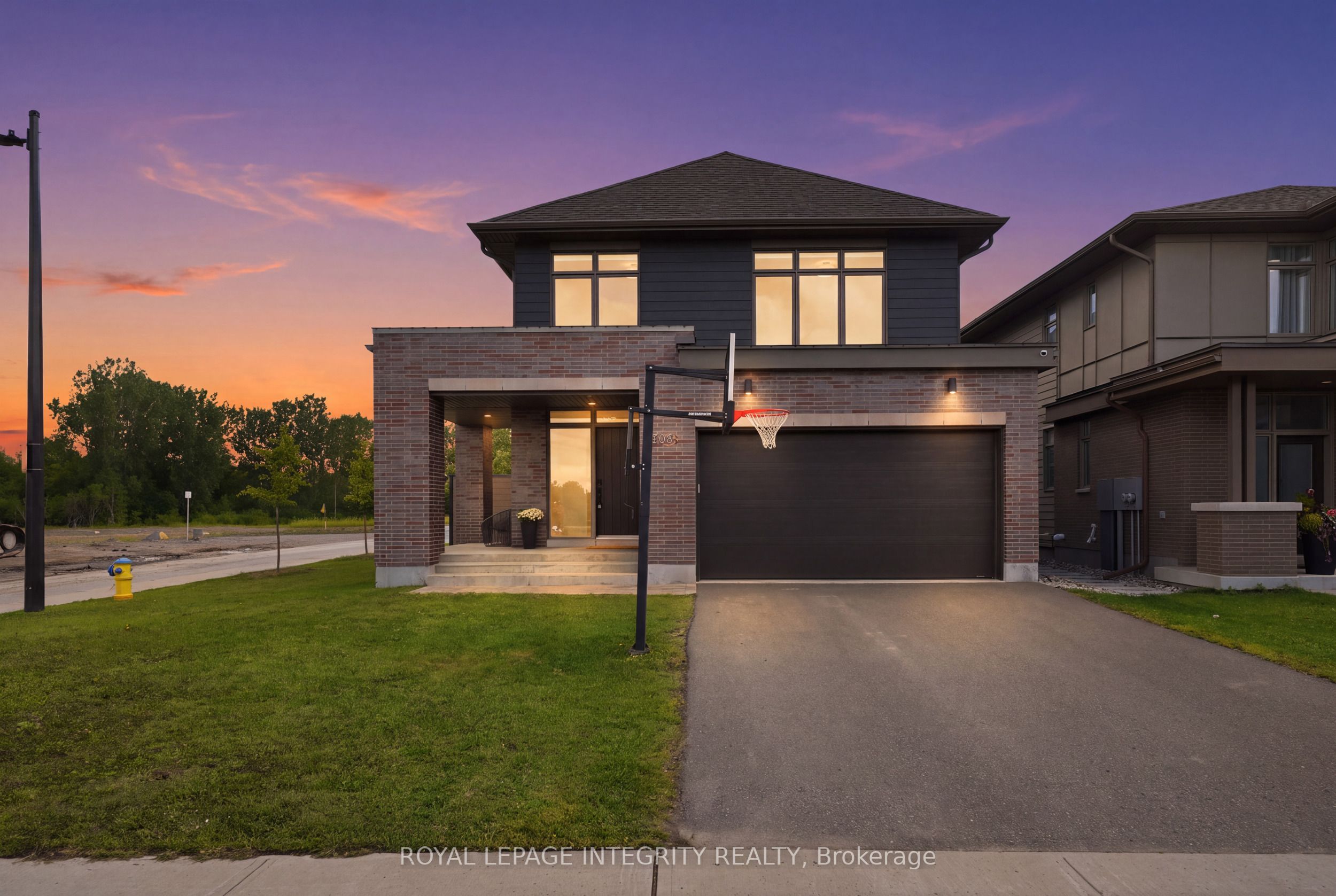 300 Wigwas Street, Manor Park - Cardinal Glen and Area, ON K1K 4Z4
