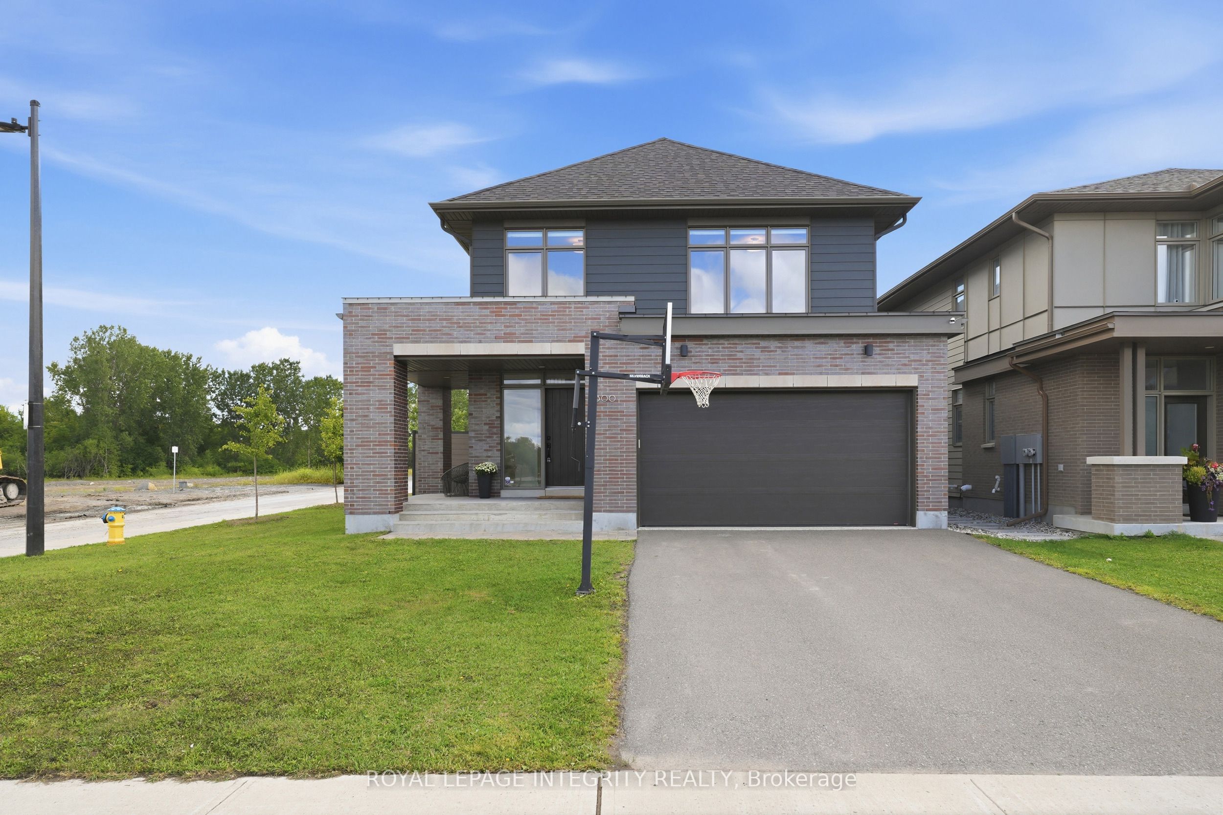 300 Wigwas Street, Manor Park - Cardinal Glen and Area, ON K1K 4Z4 photo 2