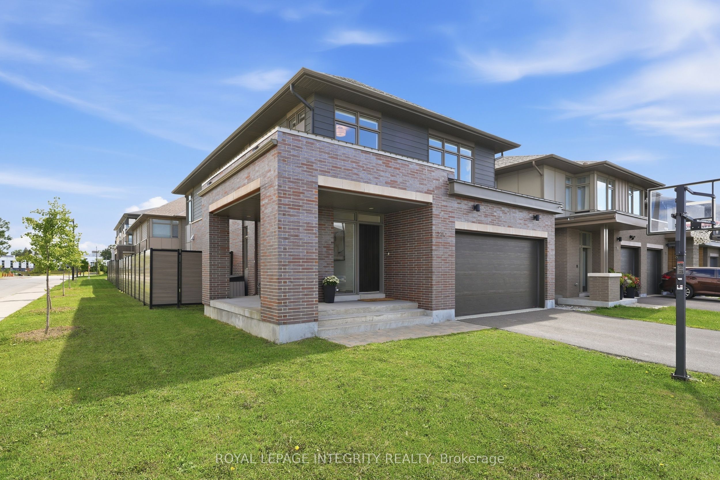 300 Wigwas Street, Manor Park - Cardinal Glen and Area, ON K1K 4Z4 photo 3
