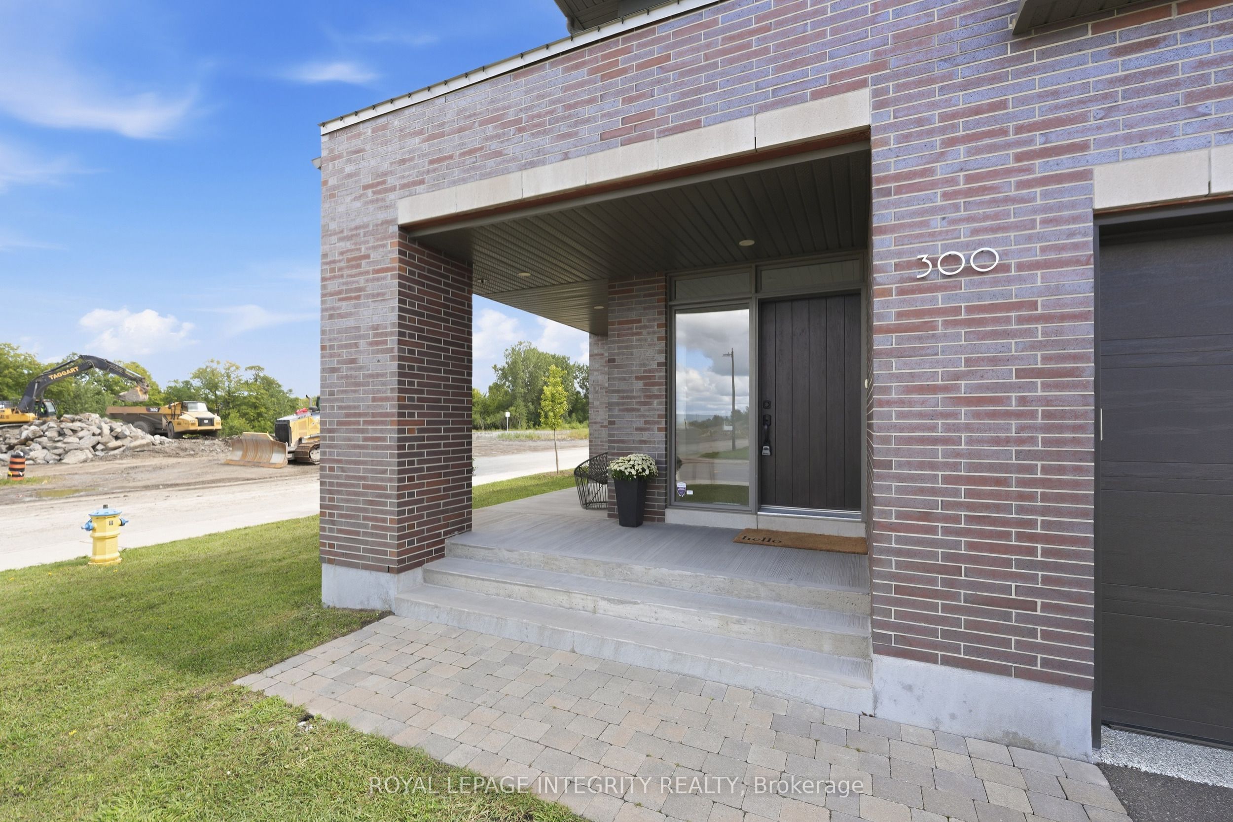 300 Wigwas Street, Manor Park - Cardinal Glen and Area, ON K1K 4Z4 photo 4