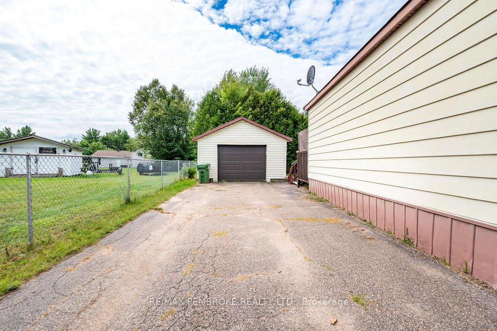 143 Schwanz Road, Petawawa, ON K8H 1Y6 photo 5