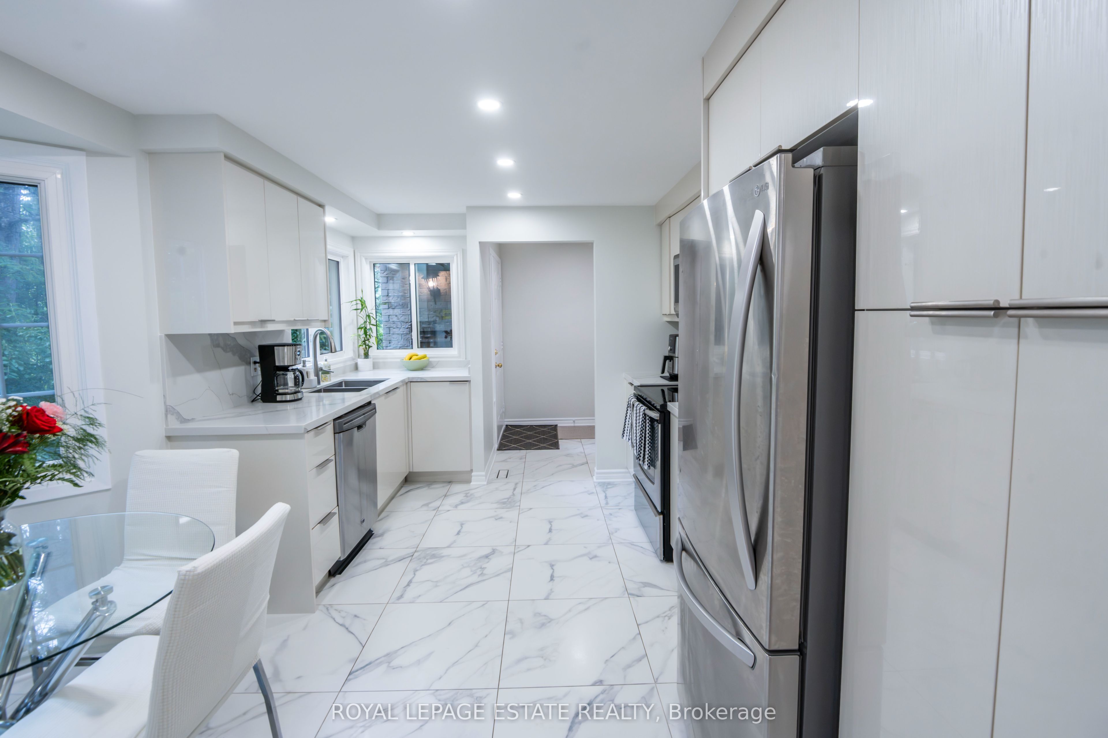 228 Kingswood Drive 3, Kitchener, ON N2E 2K2 photo 2