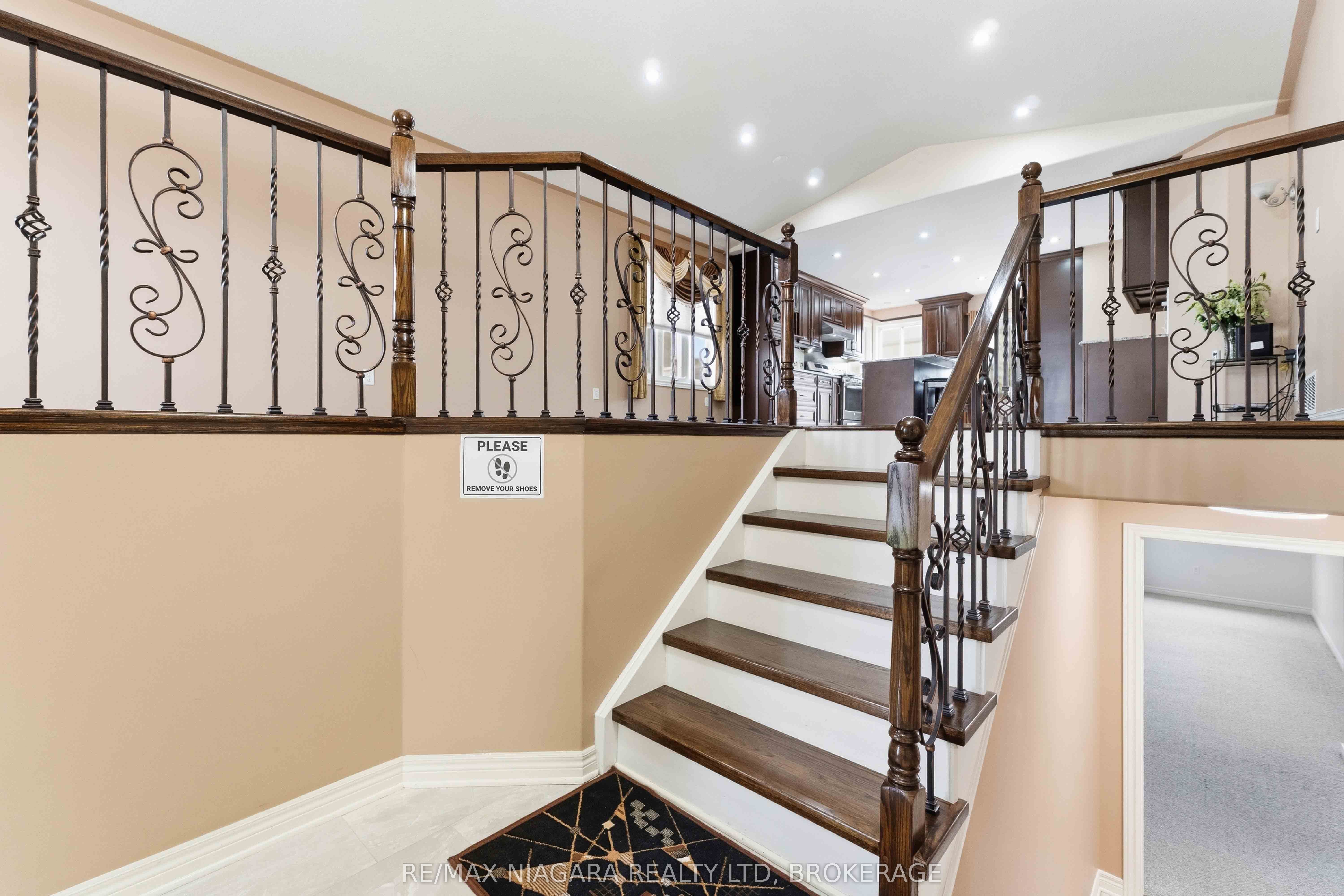 8253 Costabile Drive, Niagara Falls, ON L2H 3L2 photo 2