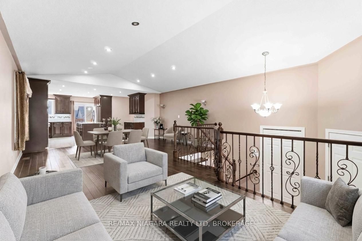 8253 Costabile Drive, Niagara Falls, ON L2H 3L2 photo 3
