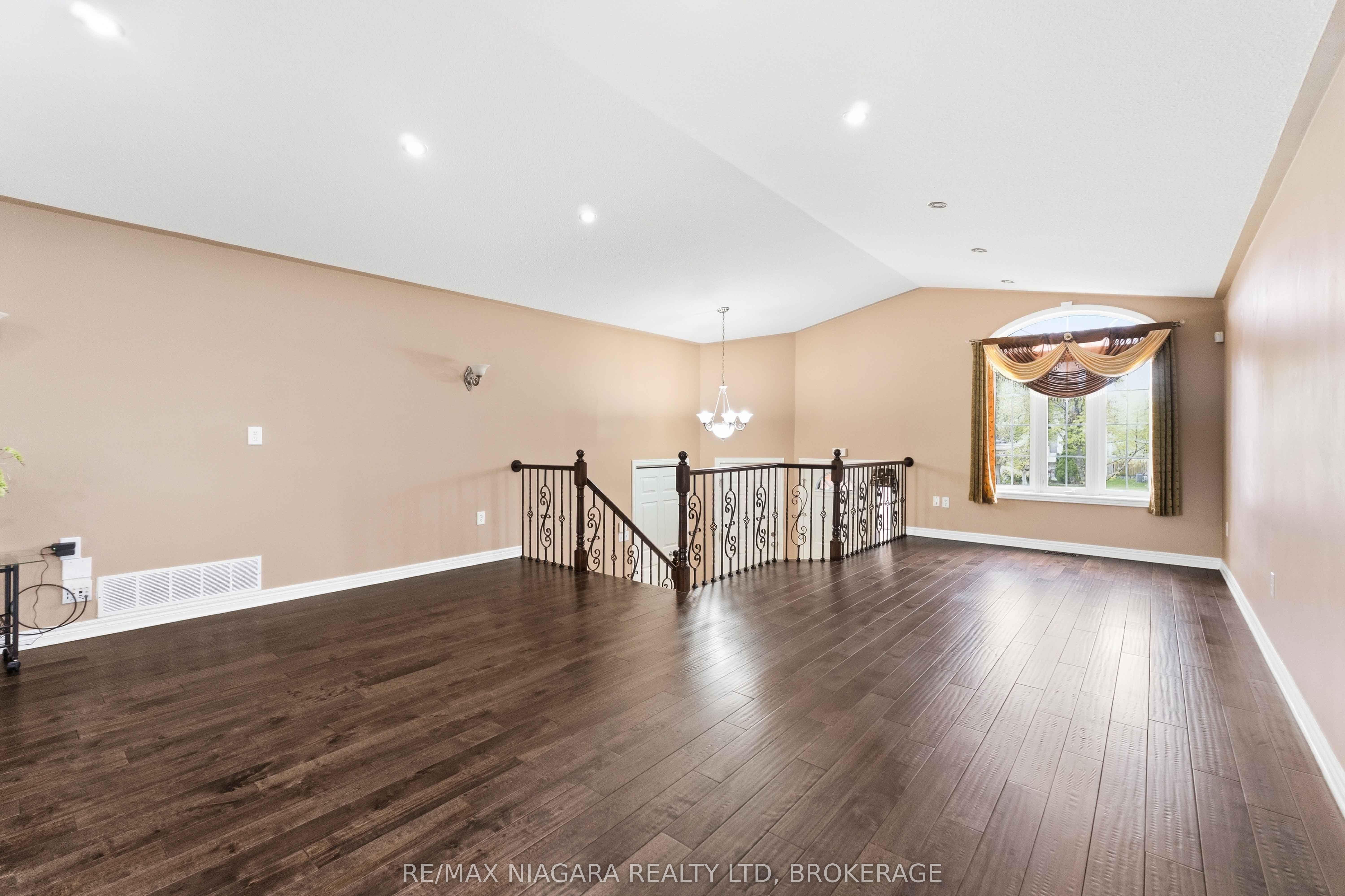 8253 Costabile Drive, Niagara Falls, ON L2H 3L2 photo 4