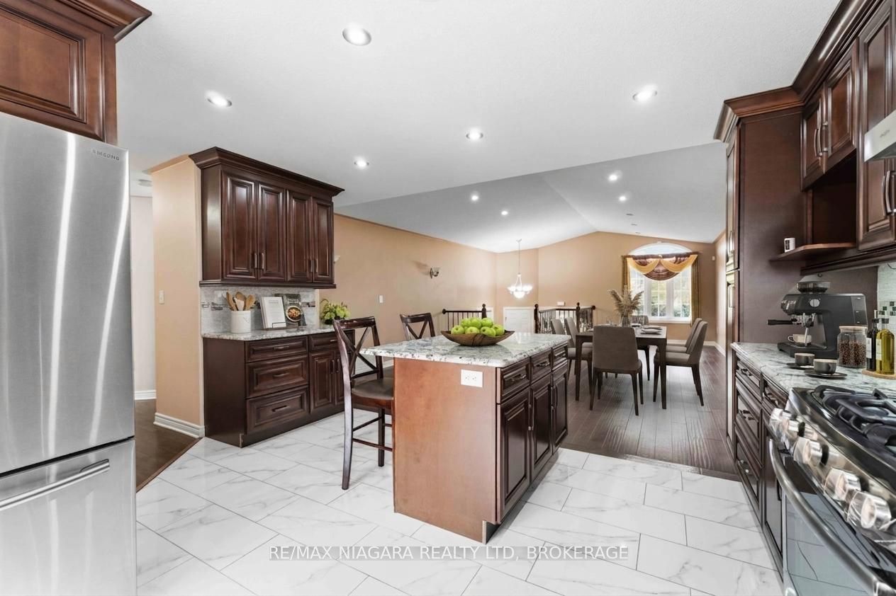 8253 Costabile Drive, Niagara Falls, ON L2H 3L2 photo 5