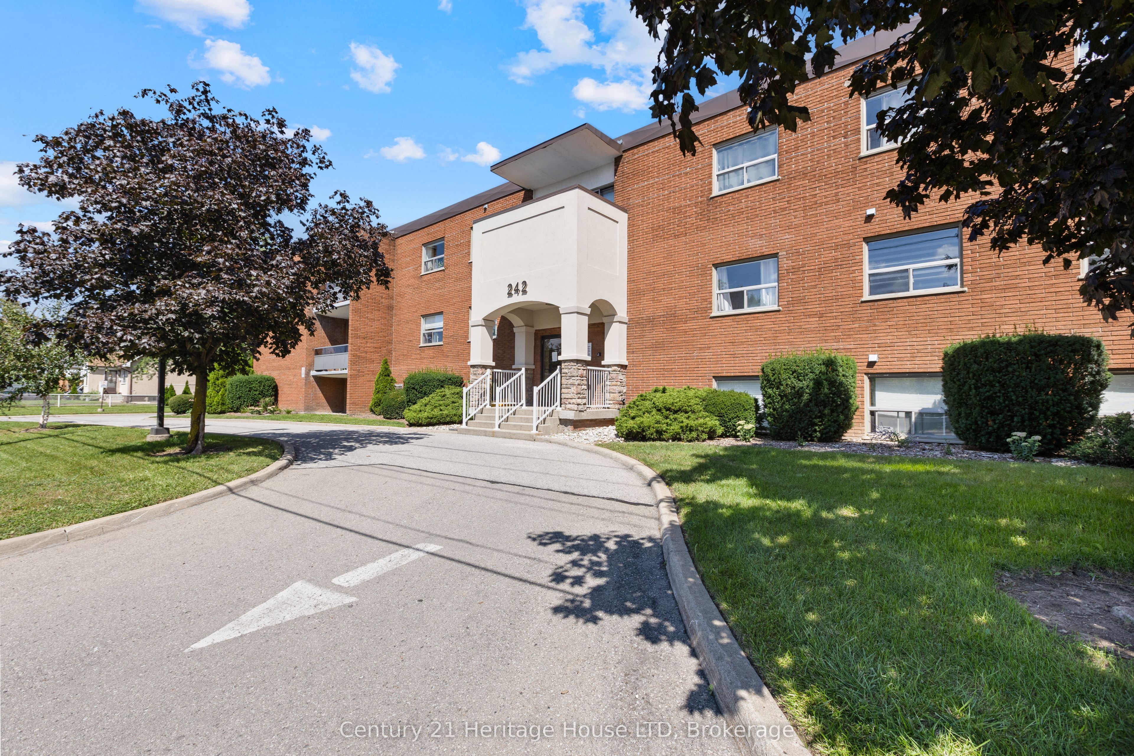 242 Oakdale Avenue, St. Catharines, ON L2P 3K5