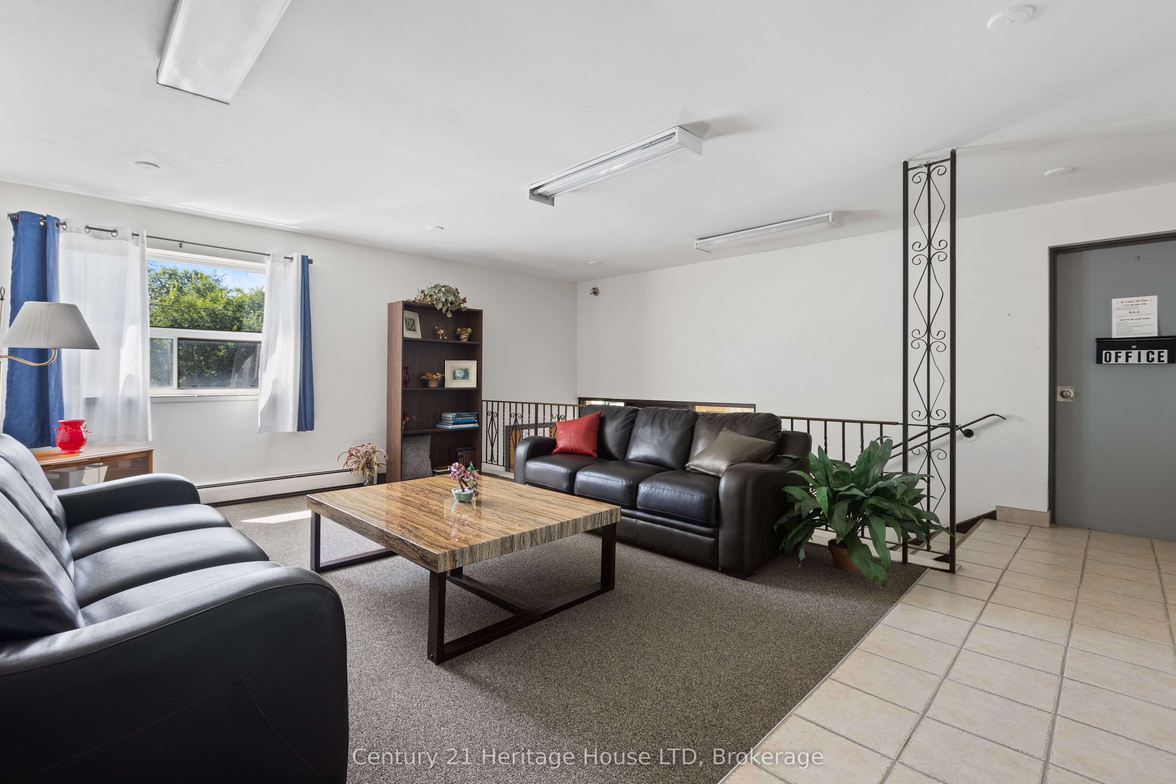 242 Oakdale Avenue, St. Catharines, ON L2P 3K5 photo 2