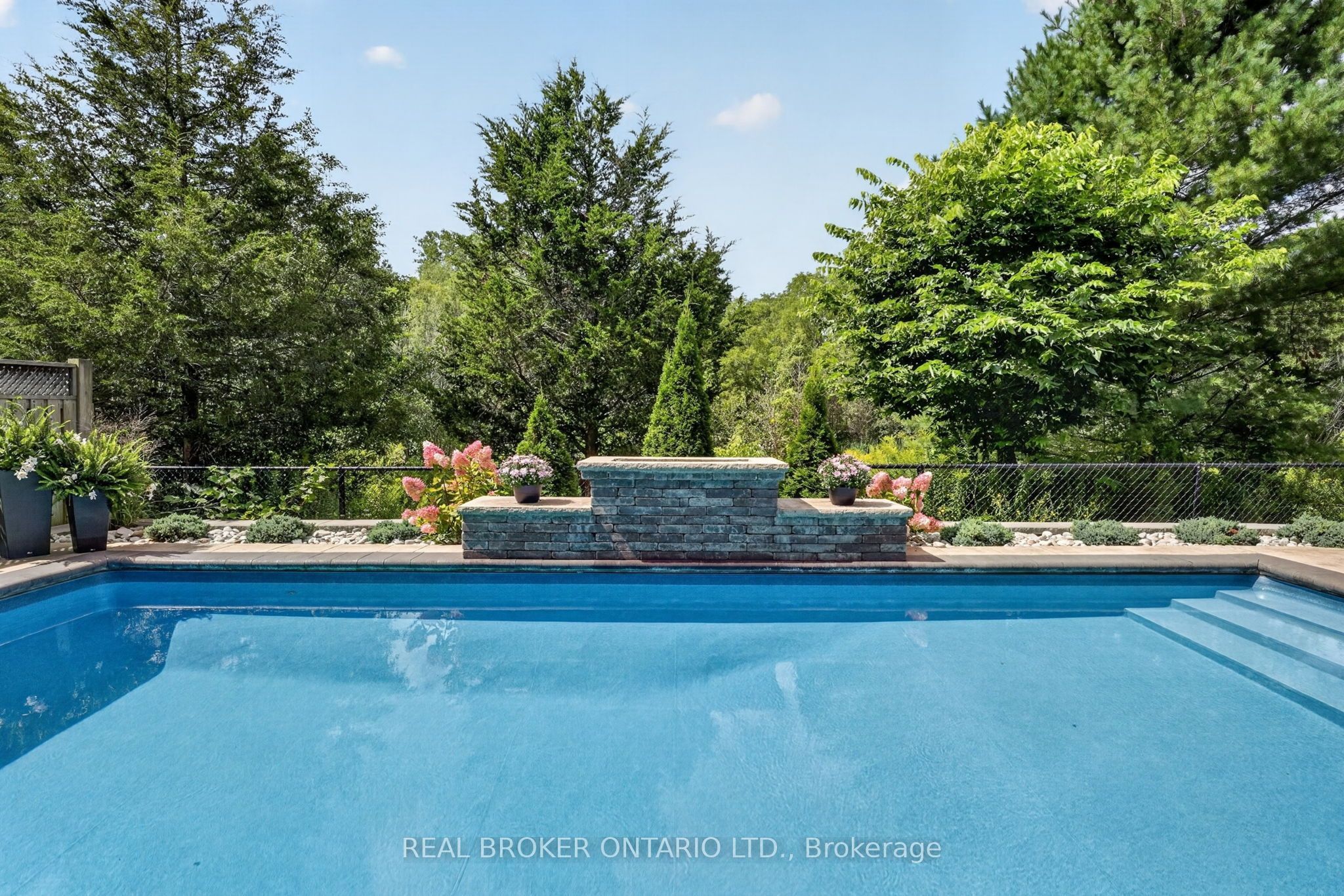 483 Valridge Drive, Hamilton, ON L9G 0B2 photo 2