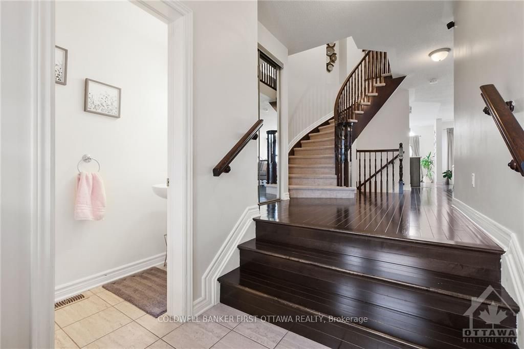 703 WHALEY Ridge, Orleans - Cumberland and Area, ON K4A 0P9 photo 2
