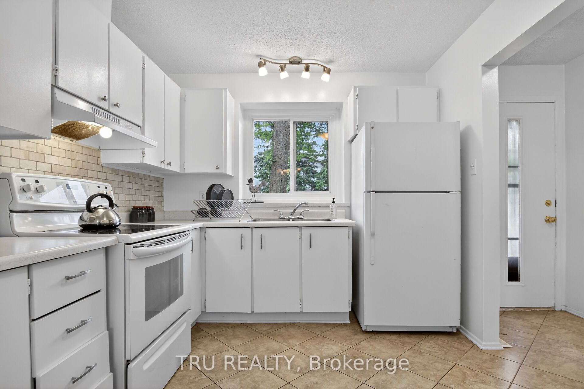 16-164 BARROW Crescent, Kanata, ON K2L 2J1 photo 4