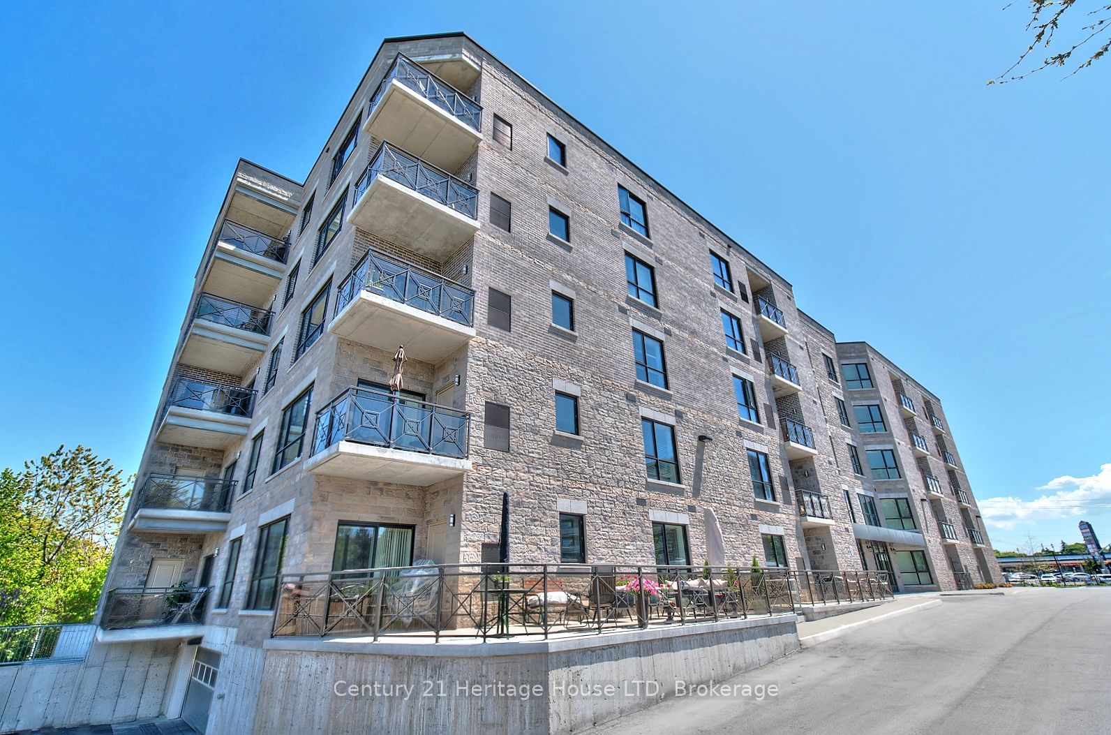 379 Scott Street 307, St. Catharines, ON L2M 3W2 photo 2