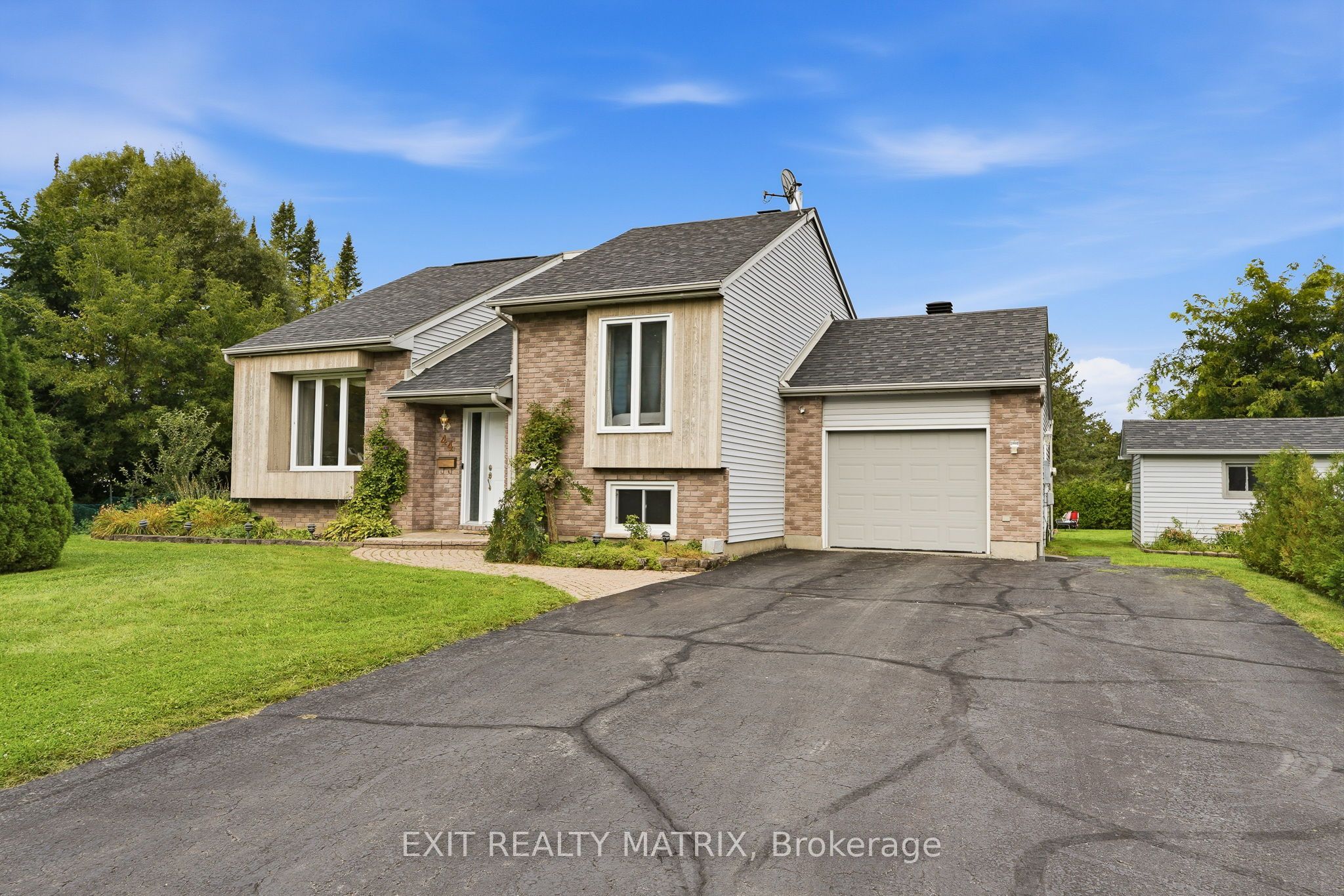 44 Ste Therese Boulevard, Russell, ON K0A 1W0