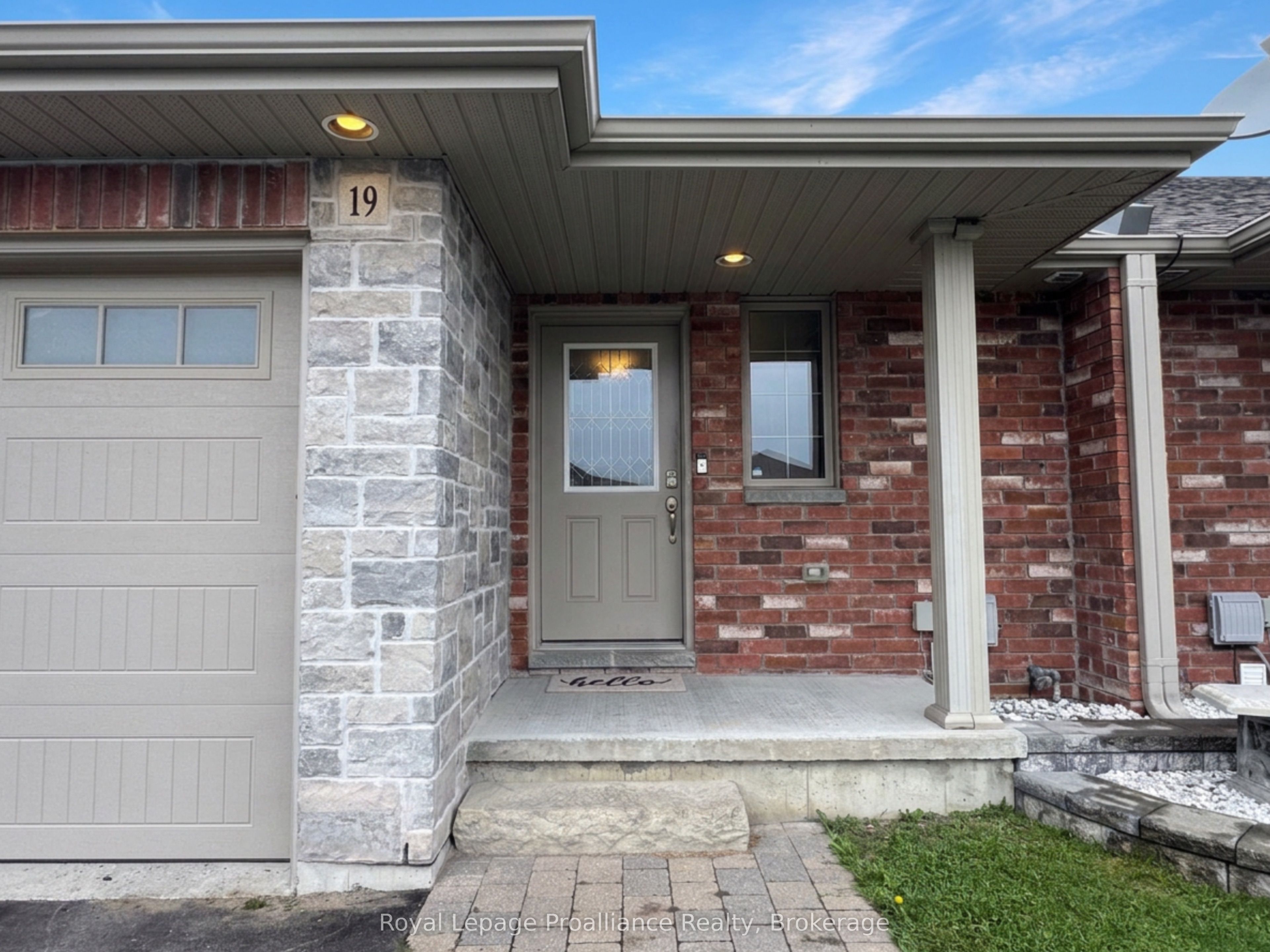 19 McIntosh Crescent, Quinte West, ON K8V 0G1 photo 2