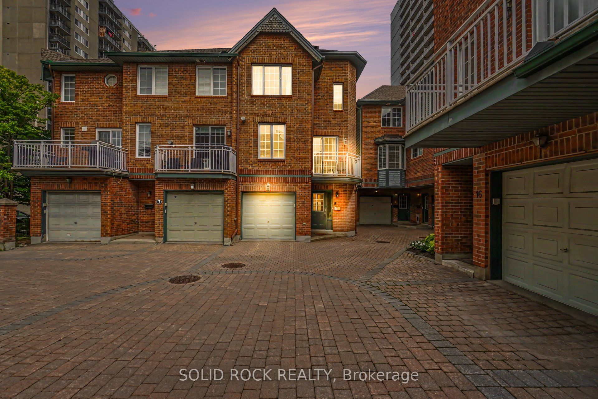5 Beckington Private, Ottawa Centre, ON K2P 2N5